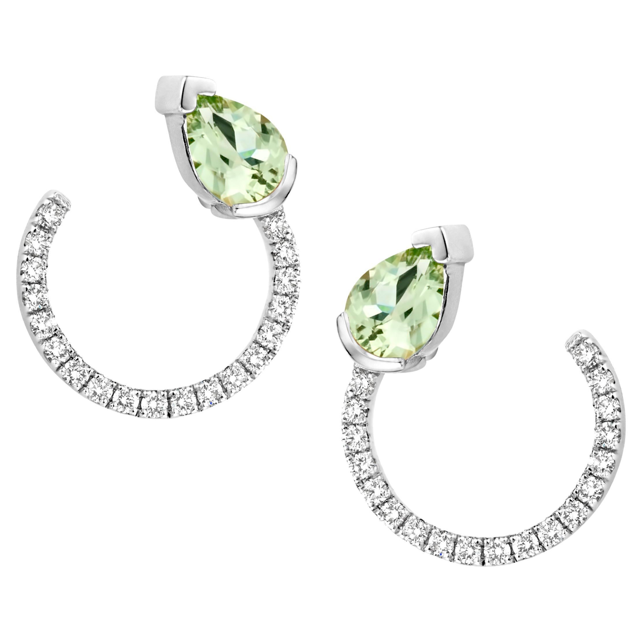 Gebogene Ohrringe aus 18 Karat Weißgold mit grünem Beryll und Diamanten im Angebot