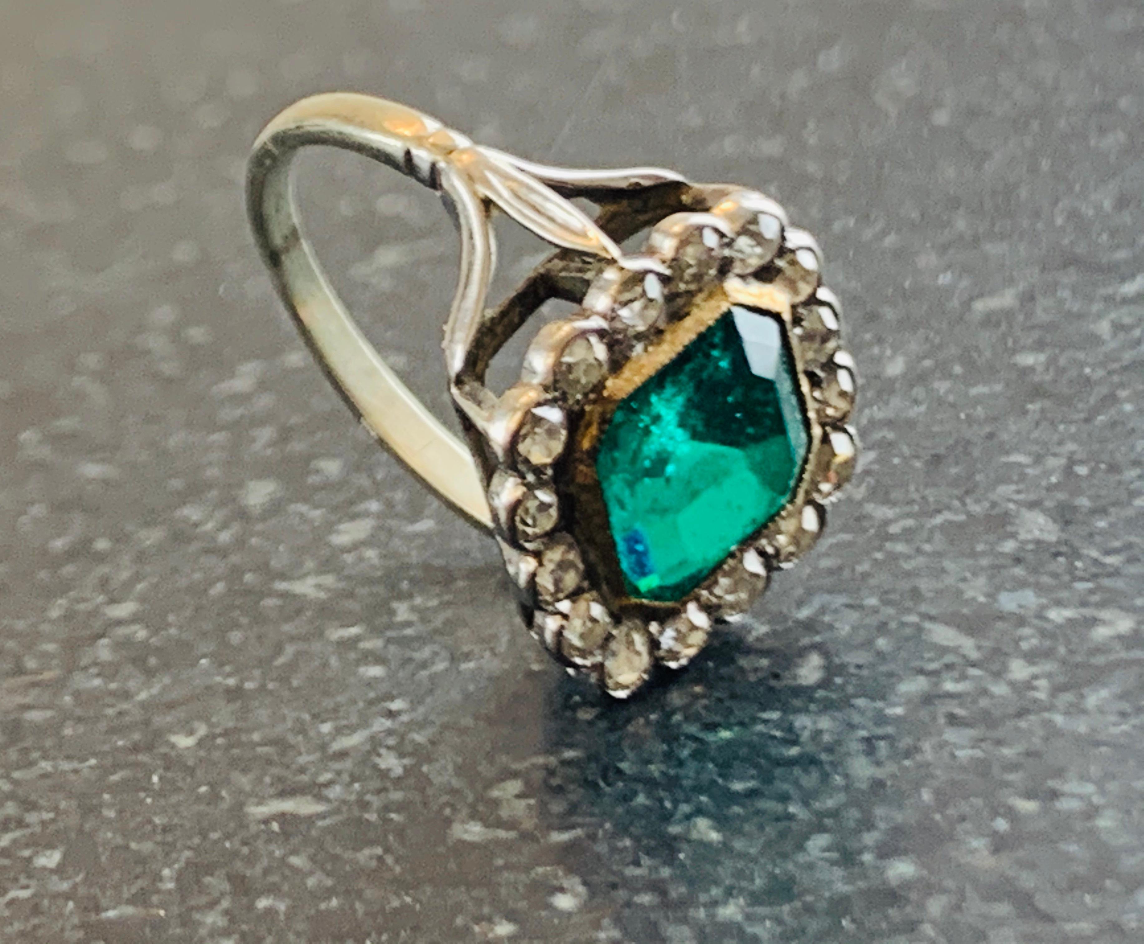 18 Karat White Gold, Green Emerald and Diamond Ring For Sale 1
