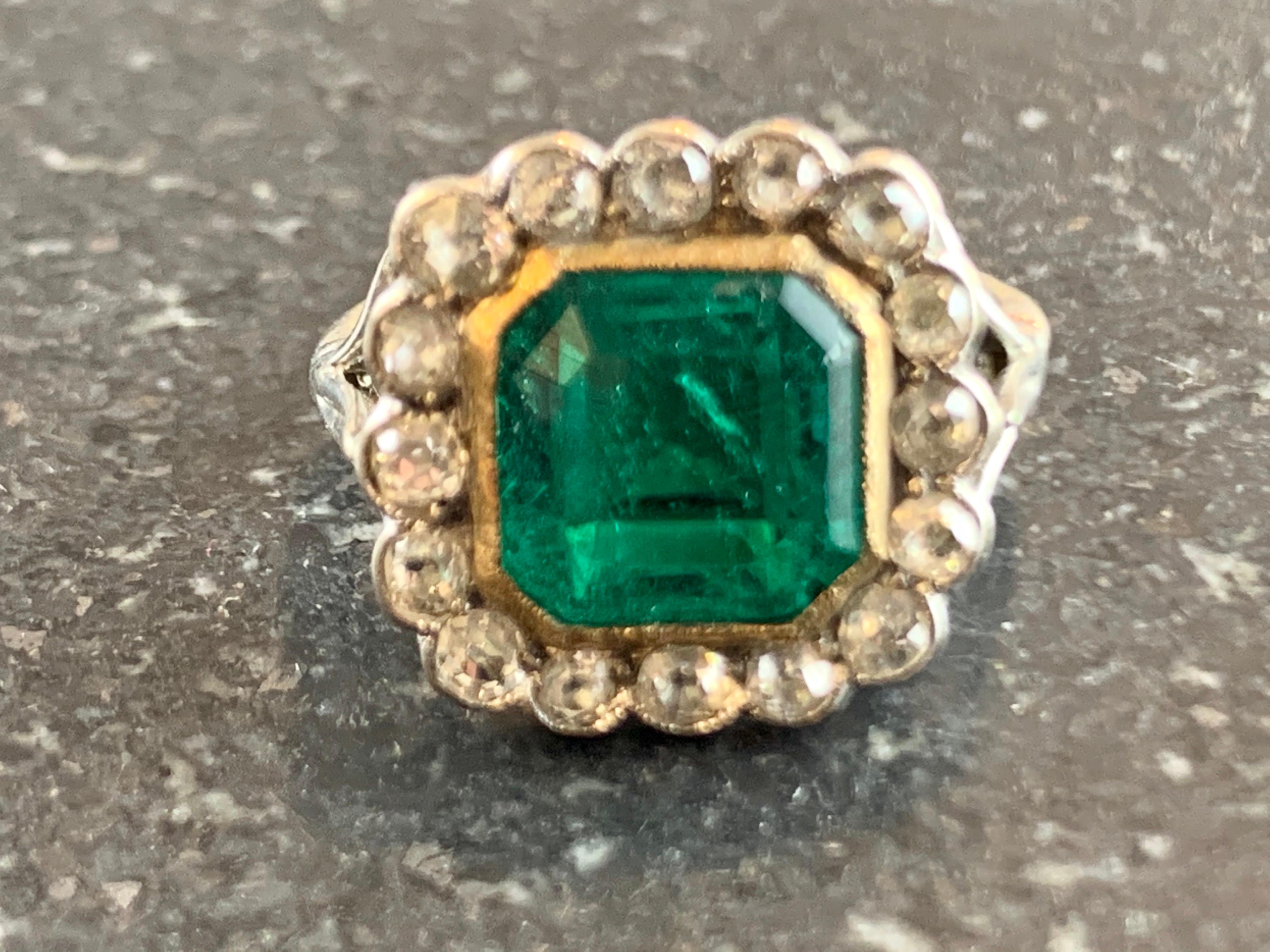 18 Karat White Gold, Green Emerald and Diamond Ring For Sale 2
