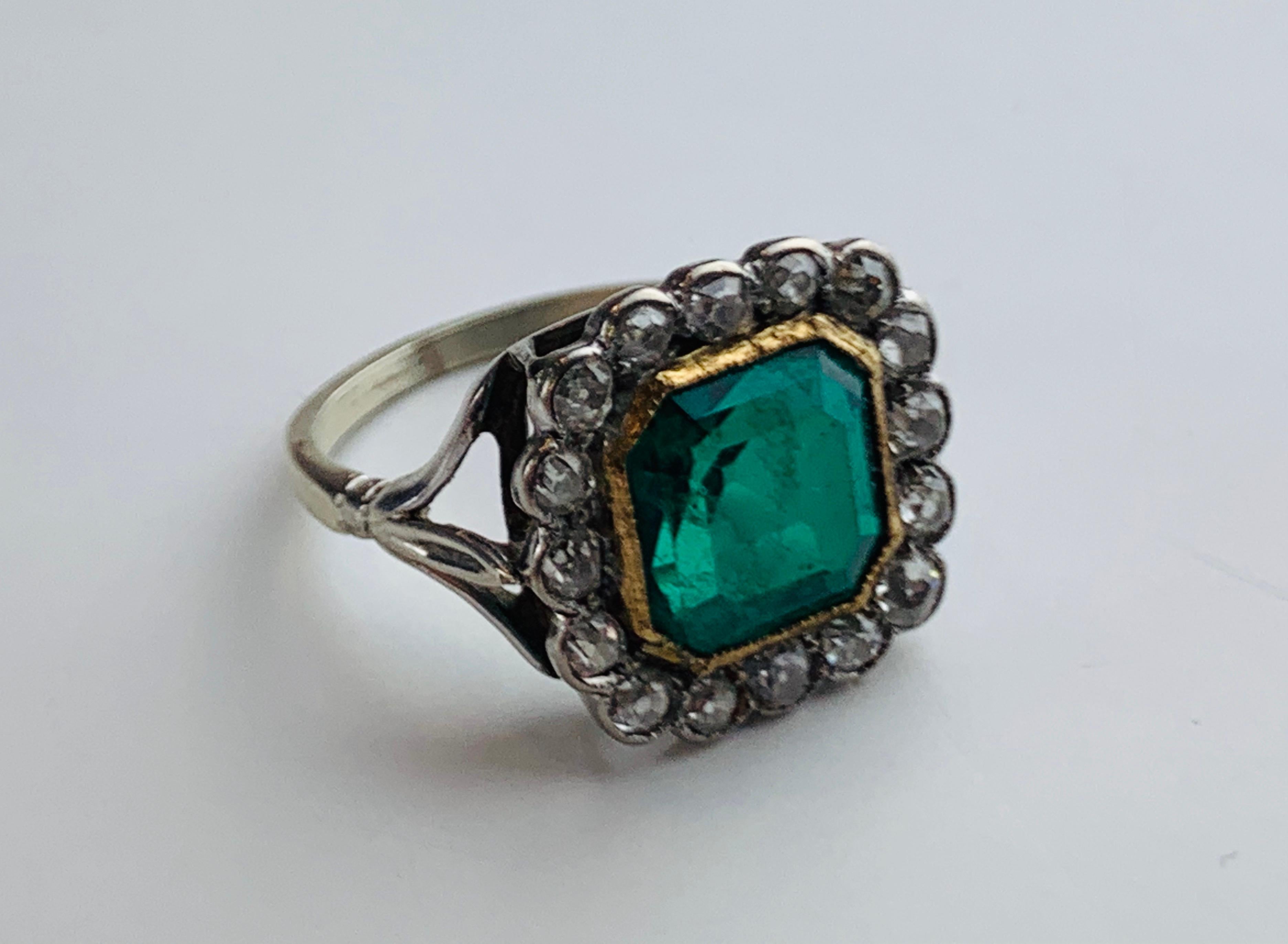 18 Karat White Gold, Green Emerald and Diamond Ring In Good Condition For Sale In  London, GB