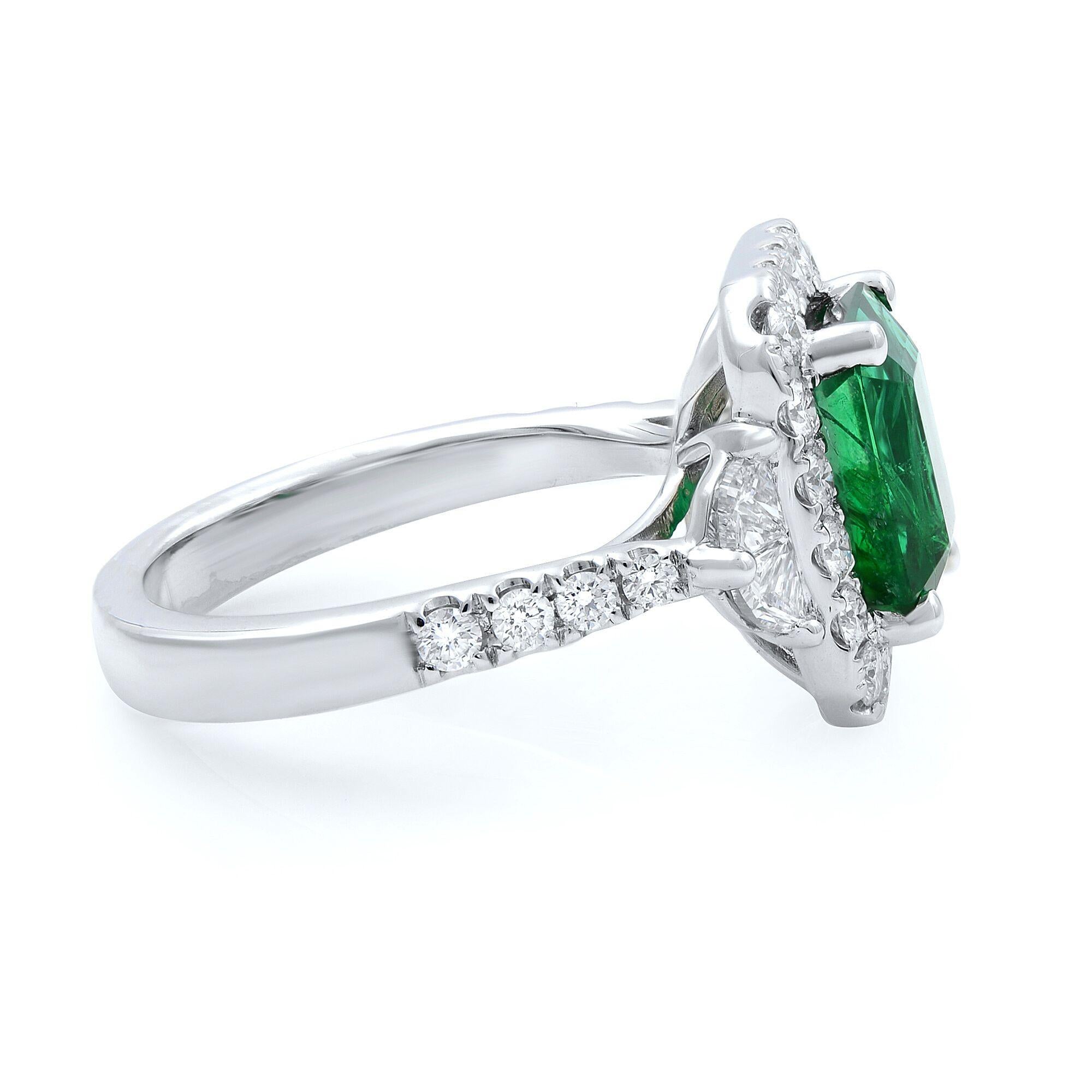 Modern 18 Karat White Gold Green Emerald Diamonds Engagement Ring