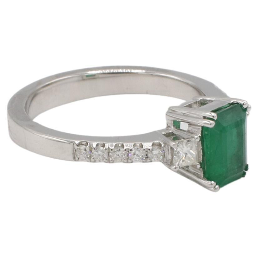 Esmeralda verde de oro blanco de 18 quilates y diamante natural Anillo de compromiso de cóctel Moderno en venta