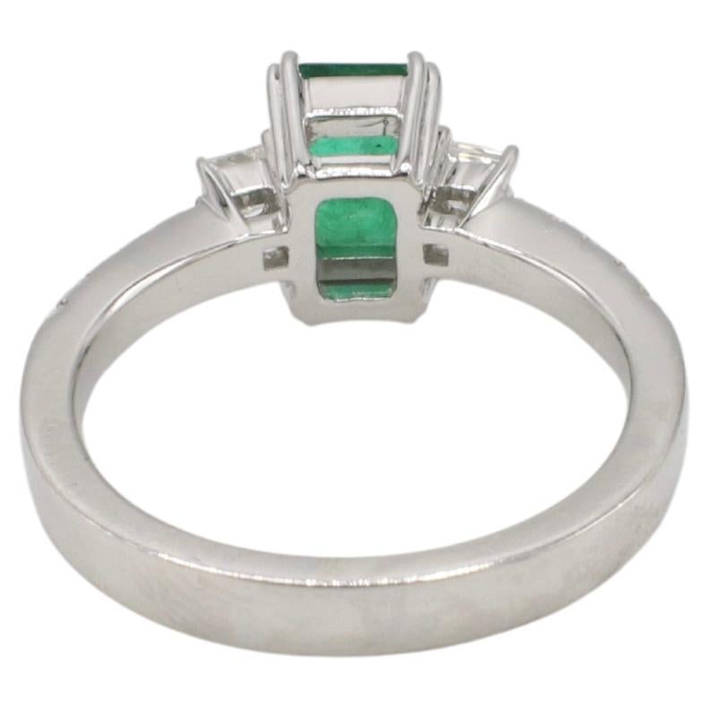 Esmeralda verde de oro blanco de 18 quilates y diamante natural Anillo de compromiso de cóctel Corte esmeralda en venta