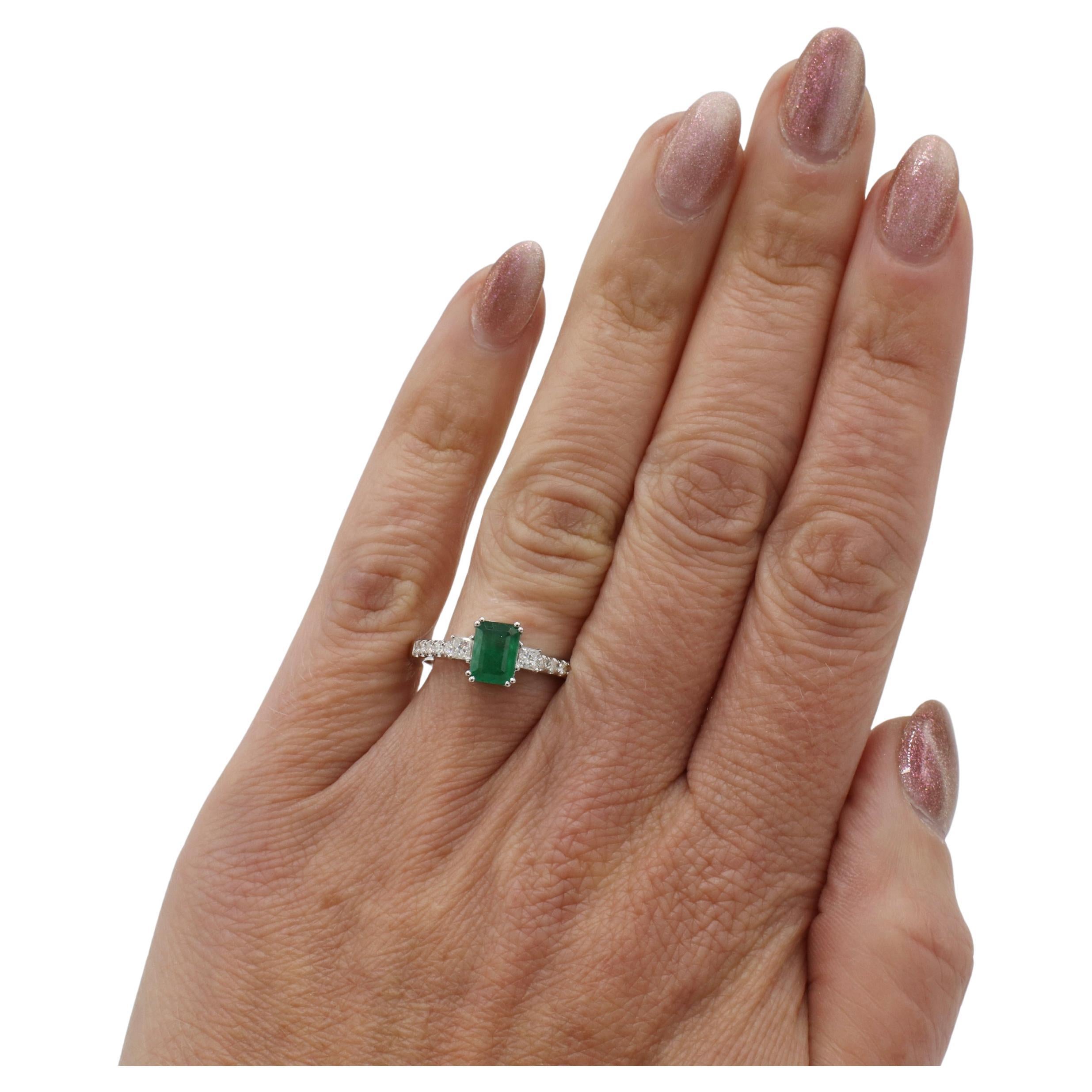 Esmeralda verde de oro blanco de 18 quilates y diamante natural Anillo de compromiso de cóctel en Excelente estado para la venta en  Baltimore, MD