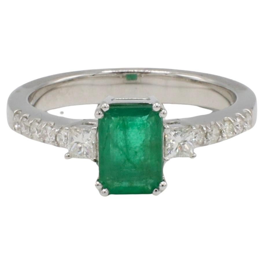 Esmeralda verde de oro blanco de 18 quilates y diamante natural Anillo de compromiso de cóctel en venta
