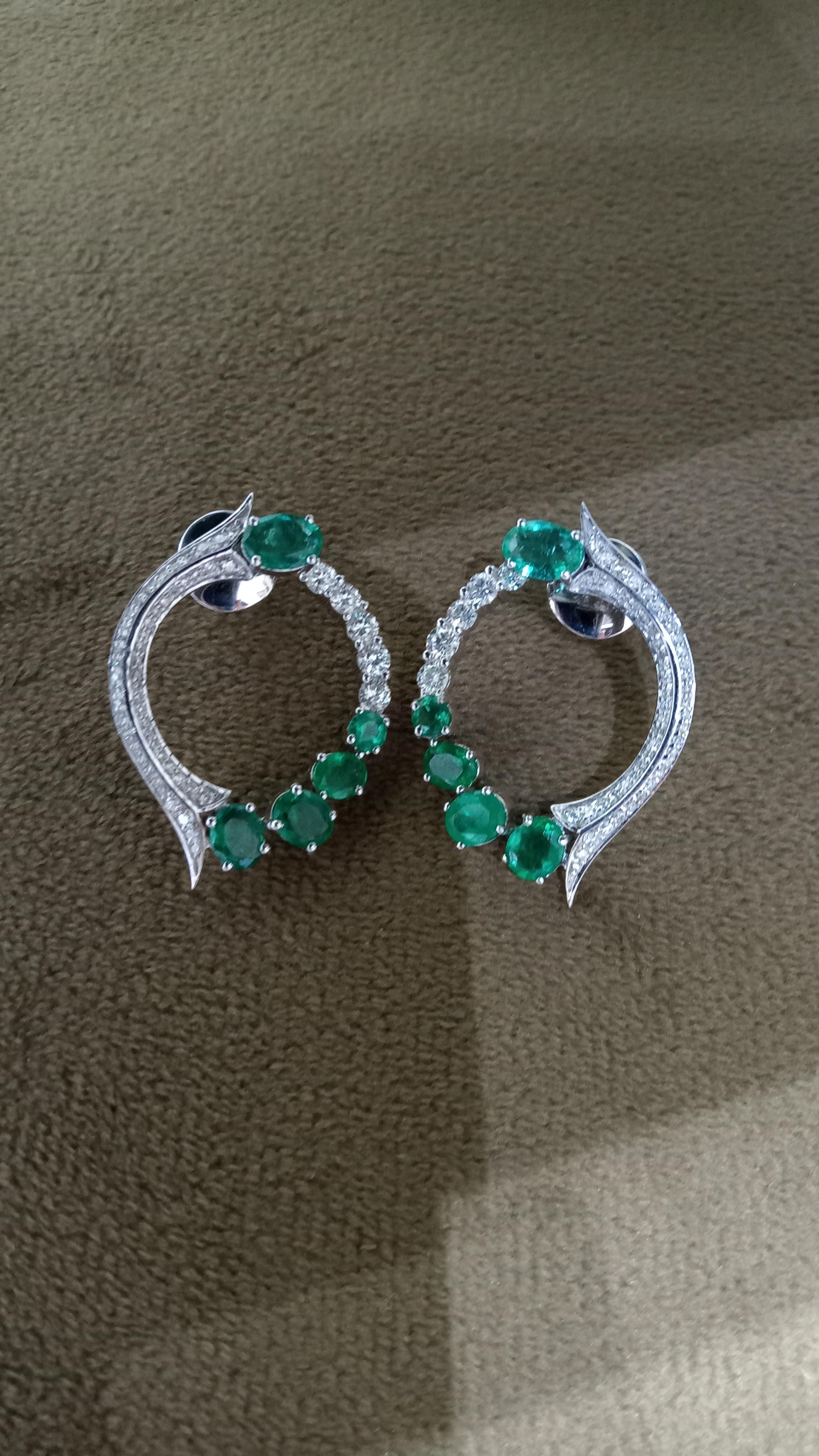 Contemporary 18 Karat White Gold Green Emerald White Diamond Hoop Earrings For Sale