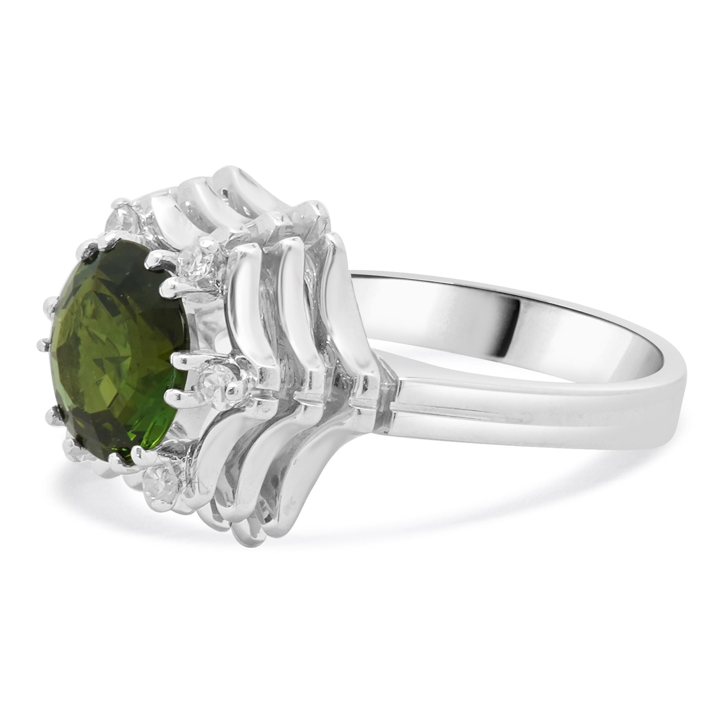 Diseñador: custom
Material: oro blanco de 18 quilates
Turmalina: 1 talla redonda = 1,56ct
Diamante: 6 talla redonda = 0,10ctw
Color: G /H
Claridad: SI1-2
