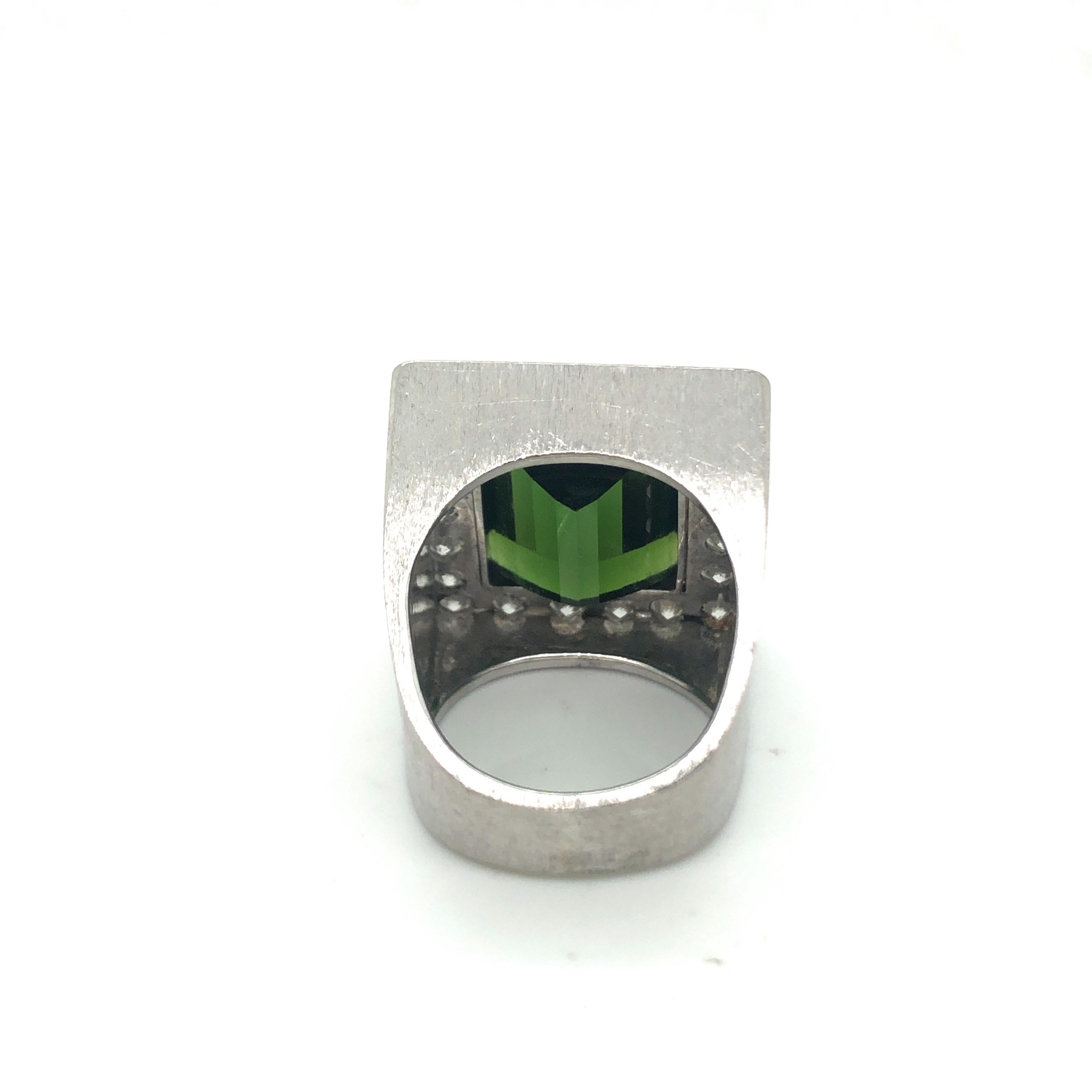 Taglio baguette Anello cocktail con diamante e tormalina verde in oro bianco 18 carati
