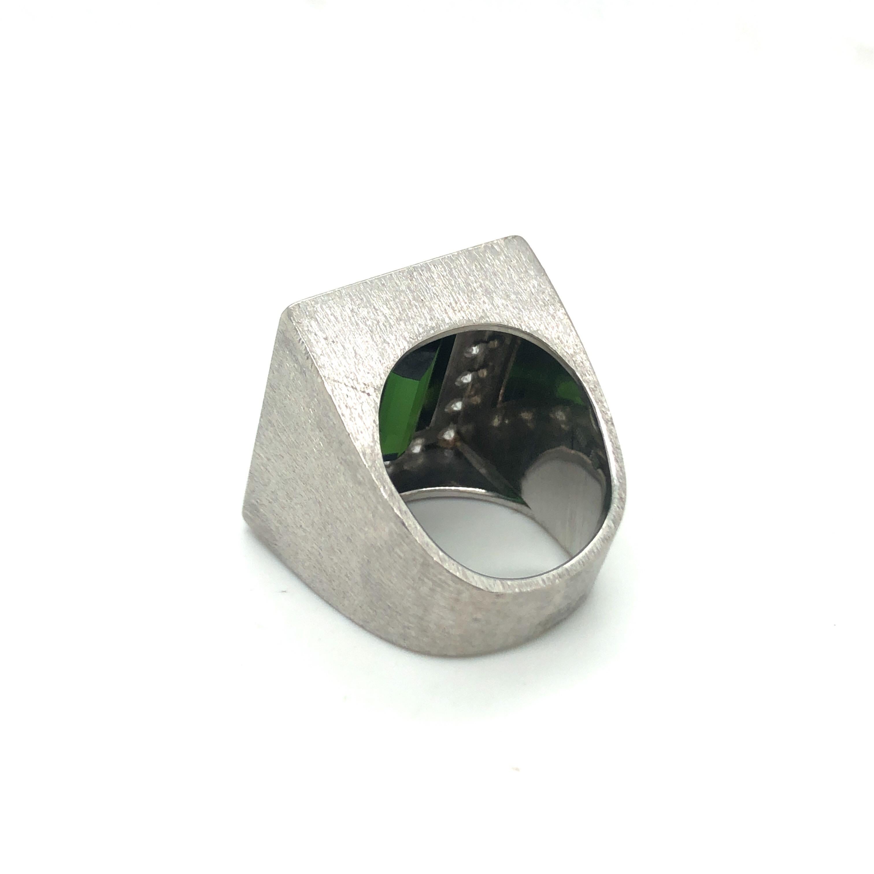 Anello cocktail con diamante e tormalina verde in oro bianco 18 carati In condizioni buone a Zurich, CH
