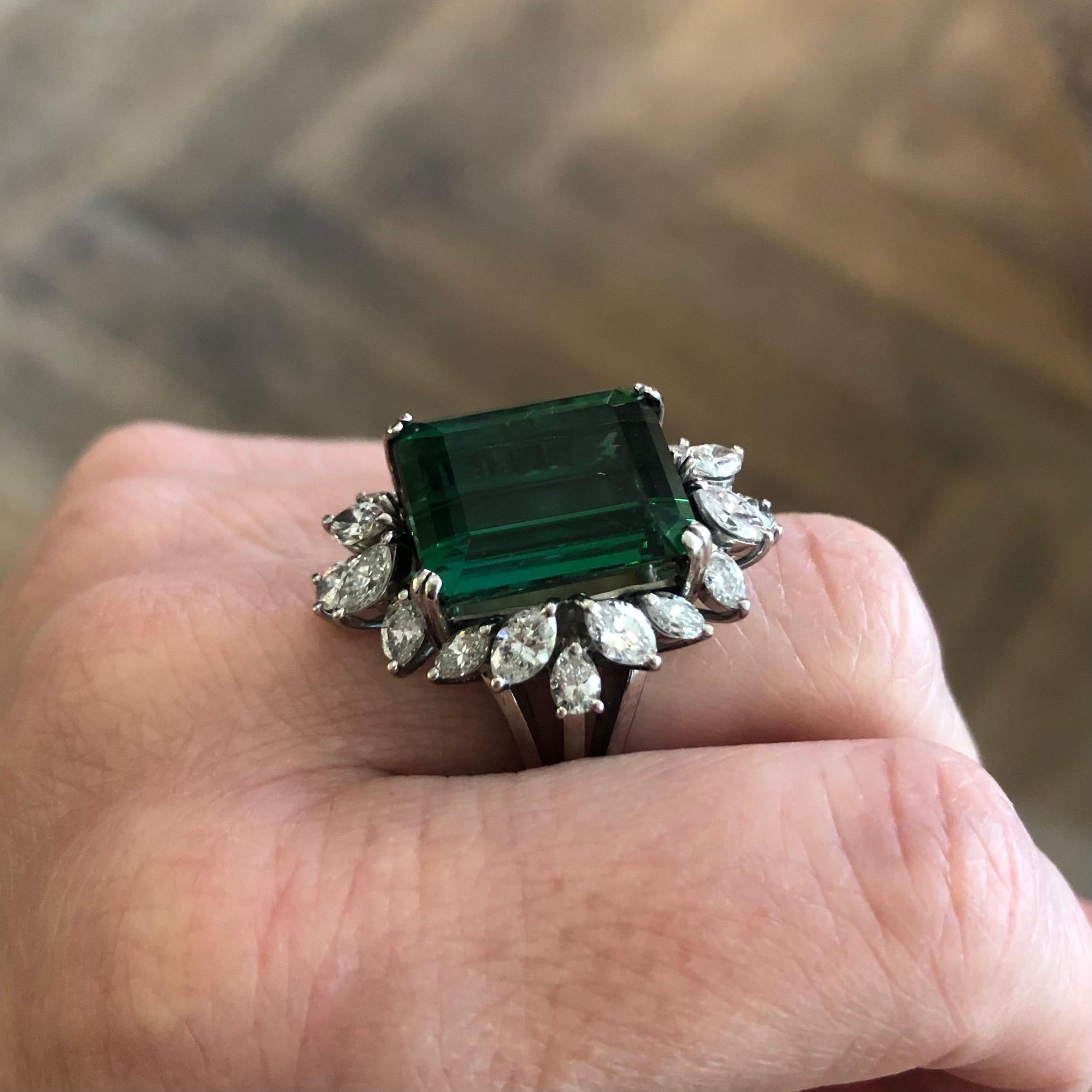 18 Karat White Gold Green Tourmaline Diamond Cocktail Ring For Sale 1