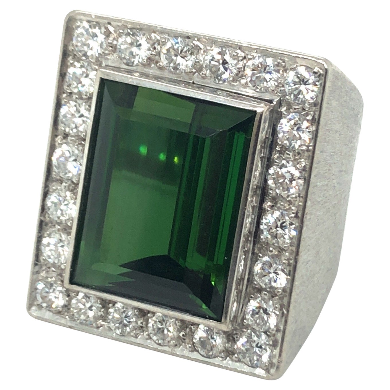 Anello cocktail con diamante e tormalina verde in oro bianco 18 carati