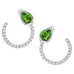 Boucles d'oreilles courbes en or blanc 18 carats avec tourmaline verte et diamants
