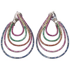 Aenea Boucles d'oreilles en or blanc 18 carats avec saphirs gris rhodiés, bleus, roses et jaunes