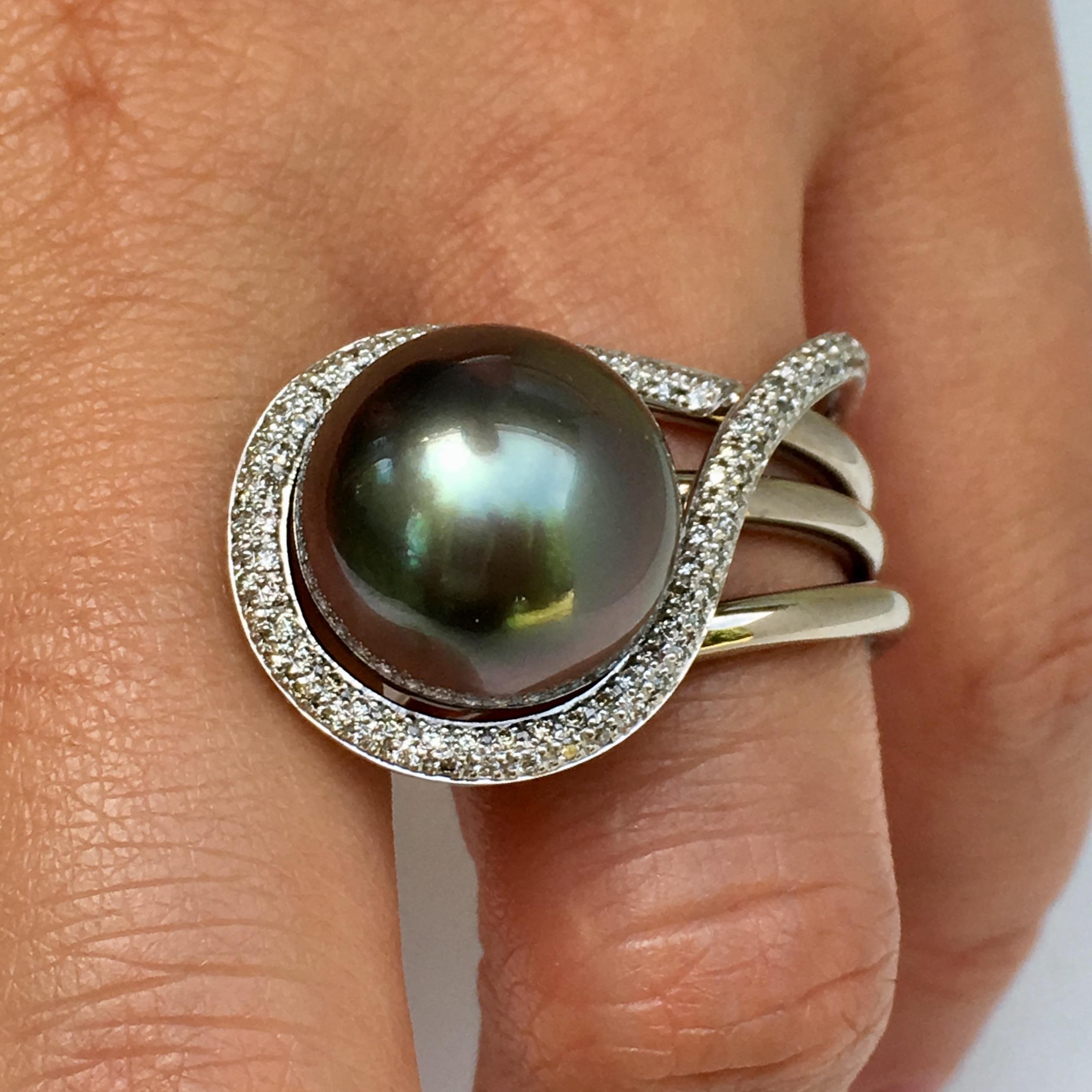 18 Karat White Gold Grey Tahitian Cultured Pearl Diamond Cocktail Ring In New Condition For Sale In Wiernsheim, DE