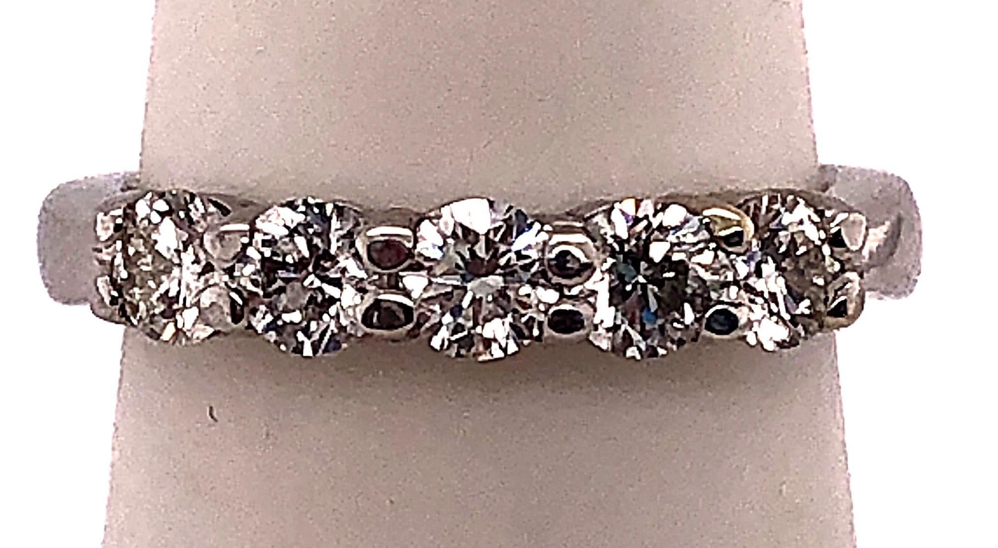Anillo de medio aniversario de oro blanco de 18 quilates con cinco diamantes redondos Talla 5.
0,79 peso total de diamantes.
5,60 gramos de peso total.