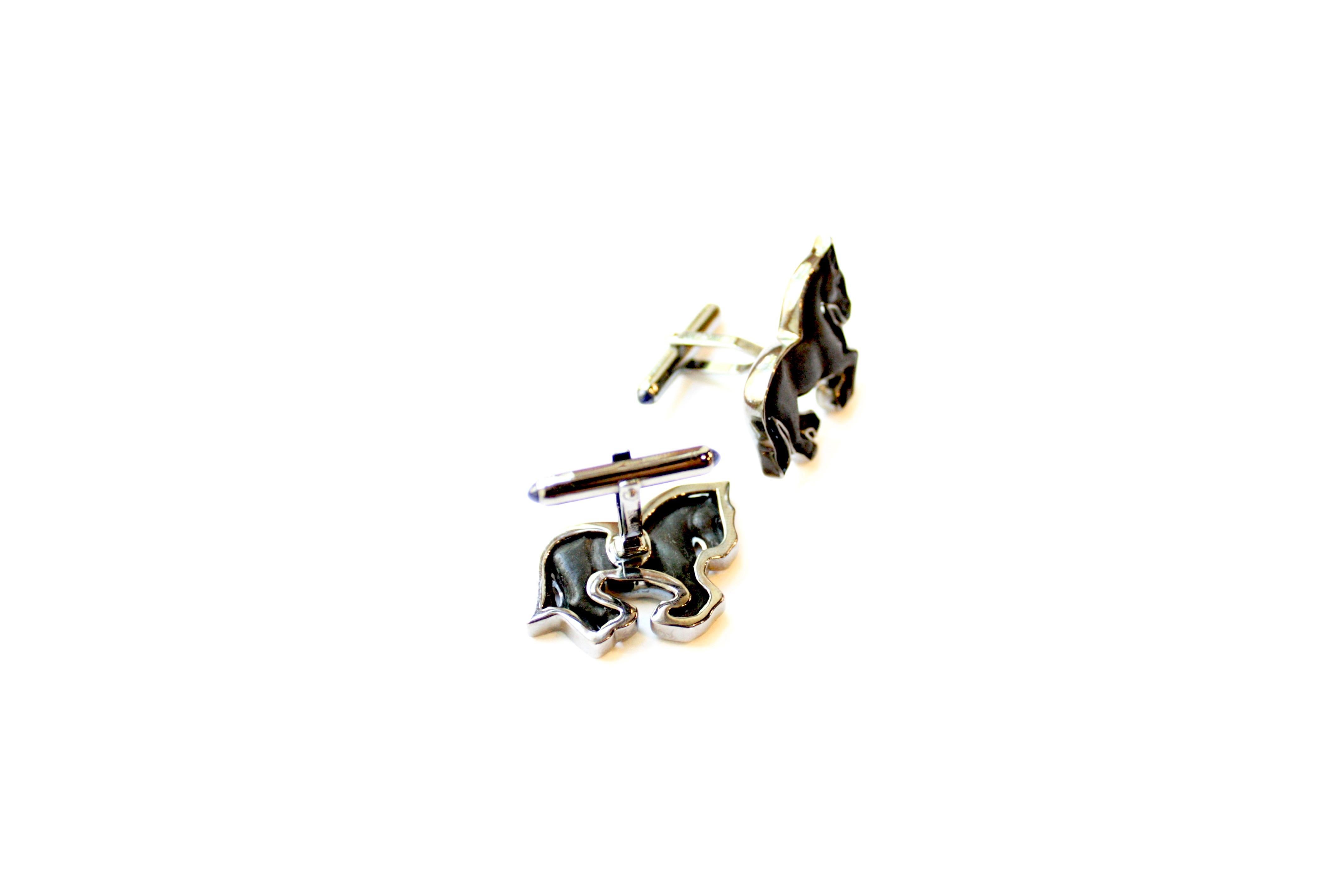 Sharon Khazzam 18 Karat White Gold Hand Carved Ebony Horse Cufflinks In New Condition For Sale In Great Neck, NY