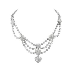 Collier chandelier à plusieurs rangées de breloques en forme de cœur en or blanc 18 carats