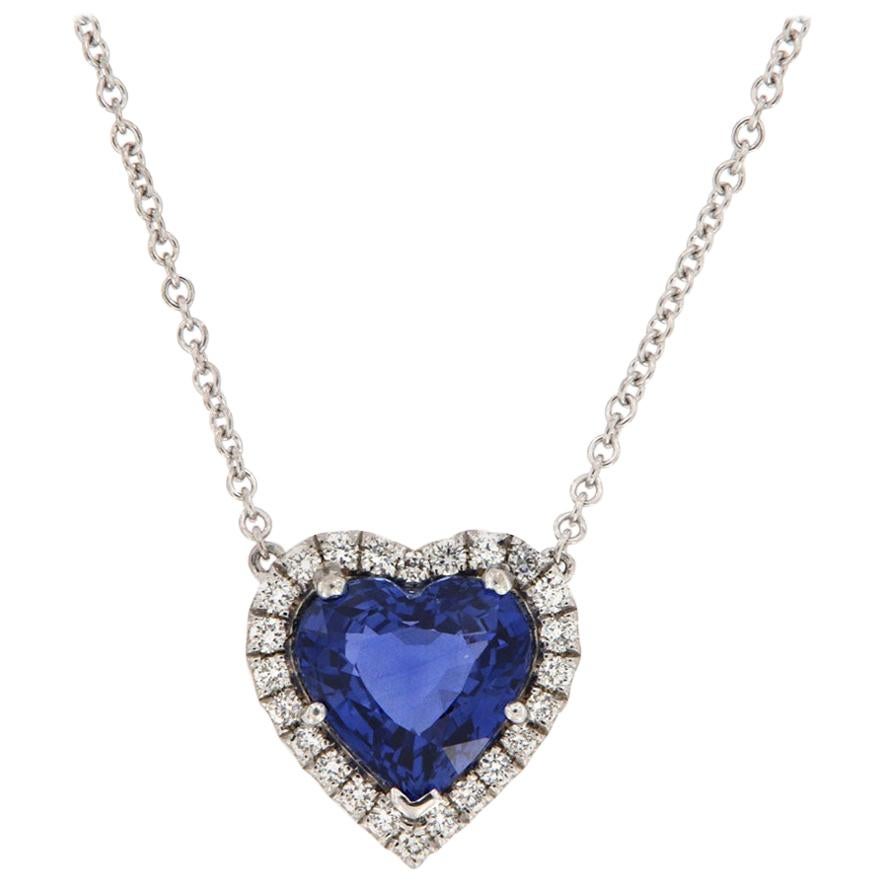 Pendentif en or blanc 18 carats avec halo de saphirs en forme de cœur et de diamants de 5 1/2 carats certifiés GIA