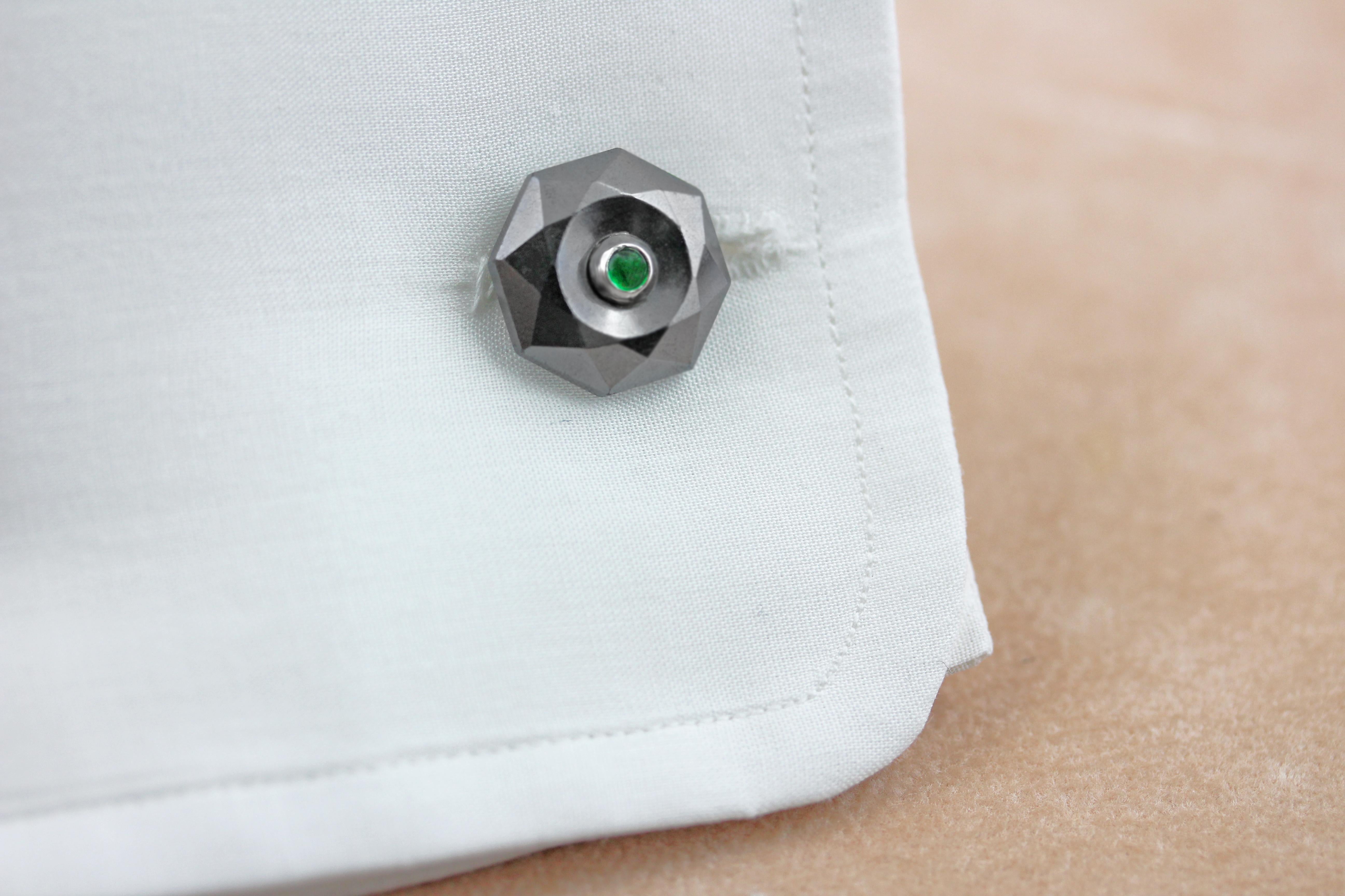 18 Karat White Gold Hematite Emeralds Octagonal Cufflinks In New Condition For Sale In Milano, IT