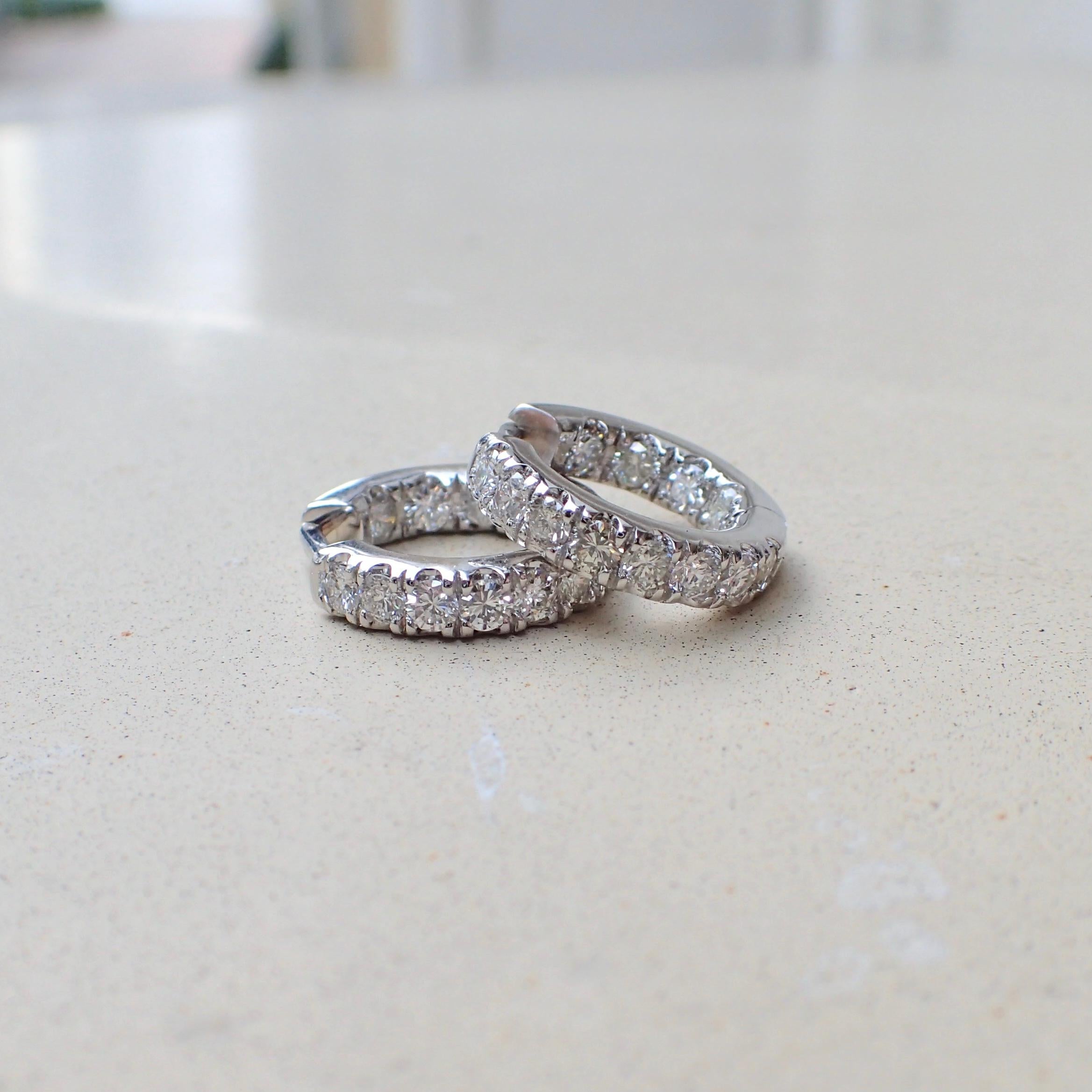 18 Karat White Gold Hoop Earrings are Set with 1.18 Carat of Diamond im Zustand „Neu“ im Angebot in Coral Gables, FL