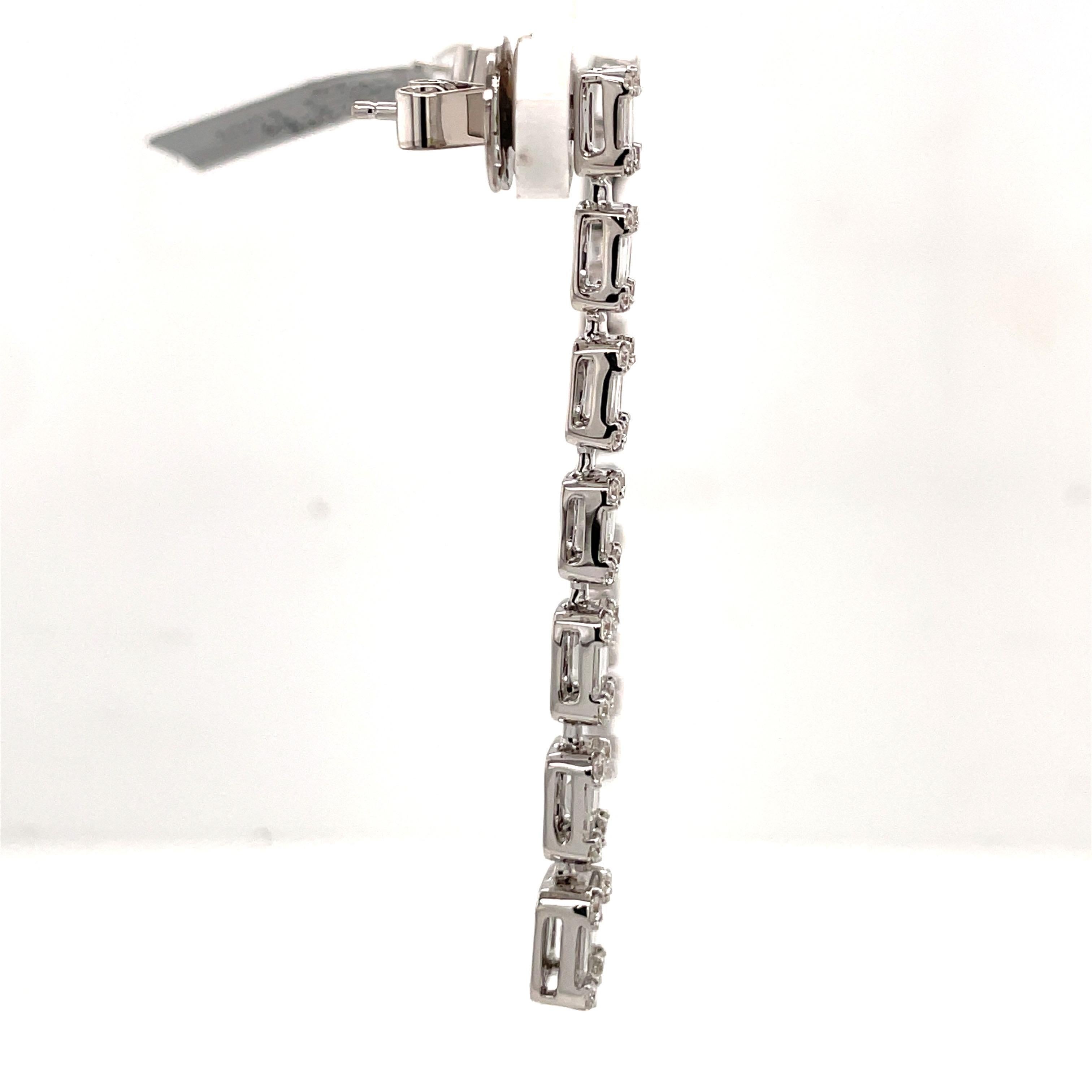 Boucles d'oreilles pendantes en or blanc 18 carats avec diamants de 3,27 carats et 9,8 grammes, sertis en illusion en vente 4