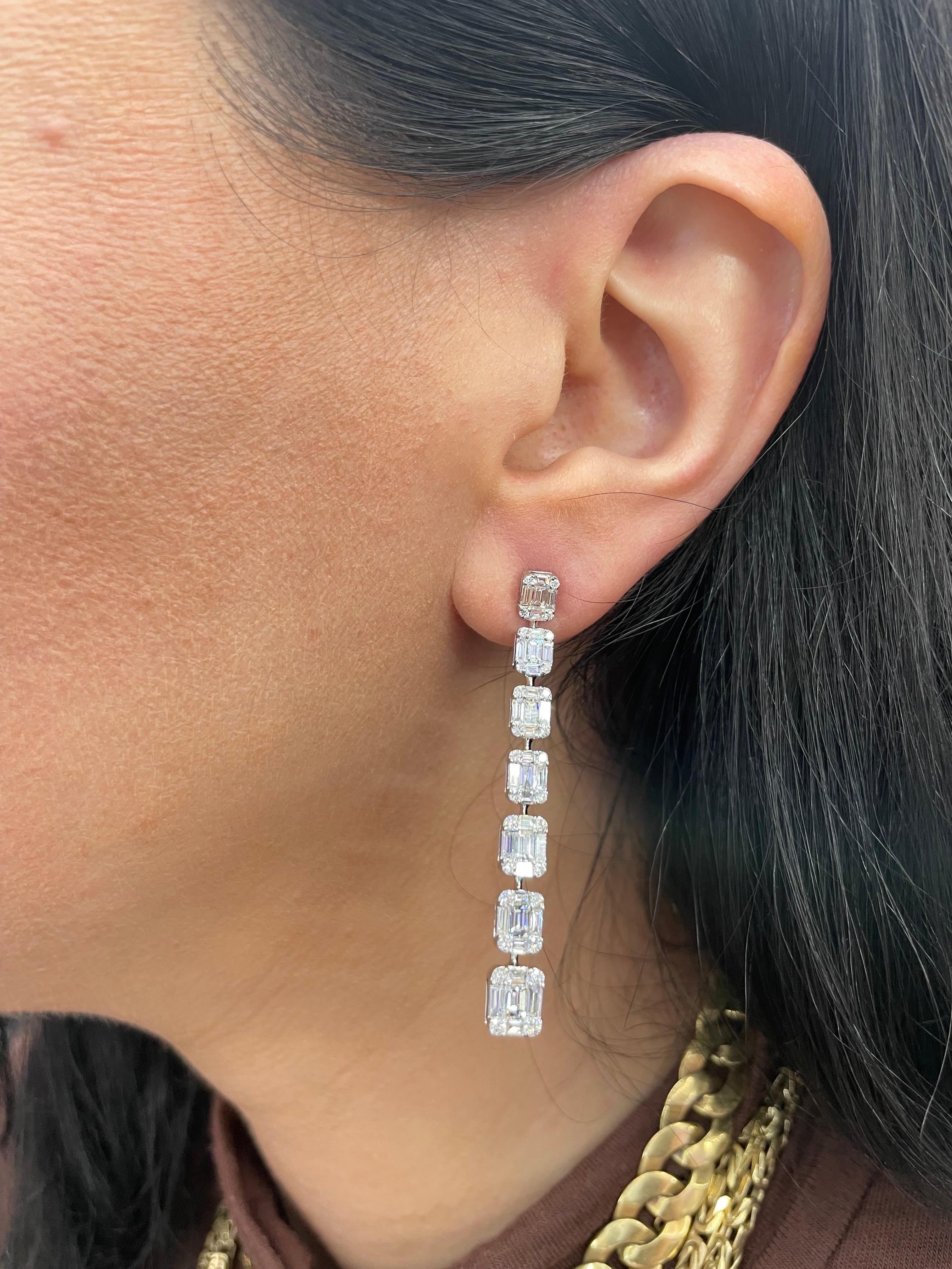 boucles d'oreilles pendantes graduées en or blanc 18 carats comprenant 56 brillants ronds pesant 0.67 carats et 70 diamants baguettes pesant 2.60 carats. 
Couleur G-H
Clarity SI