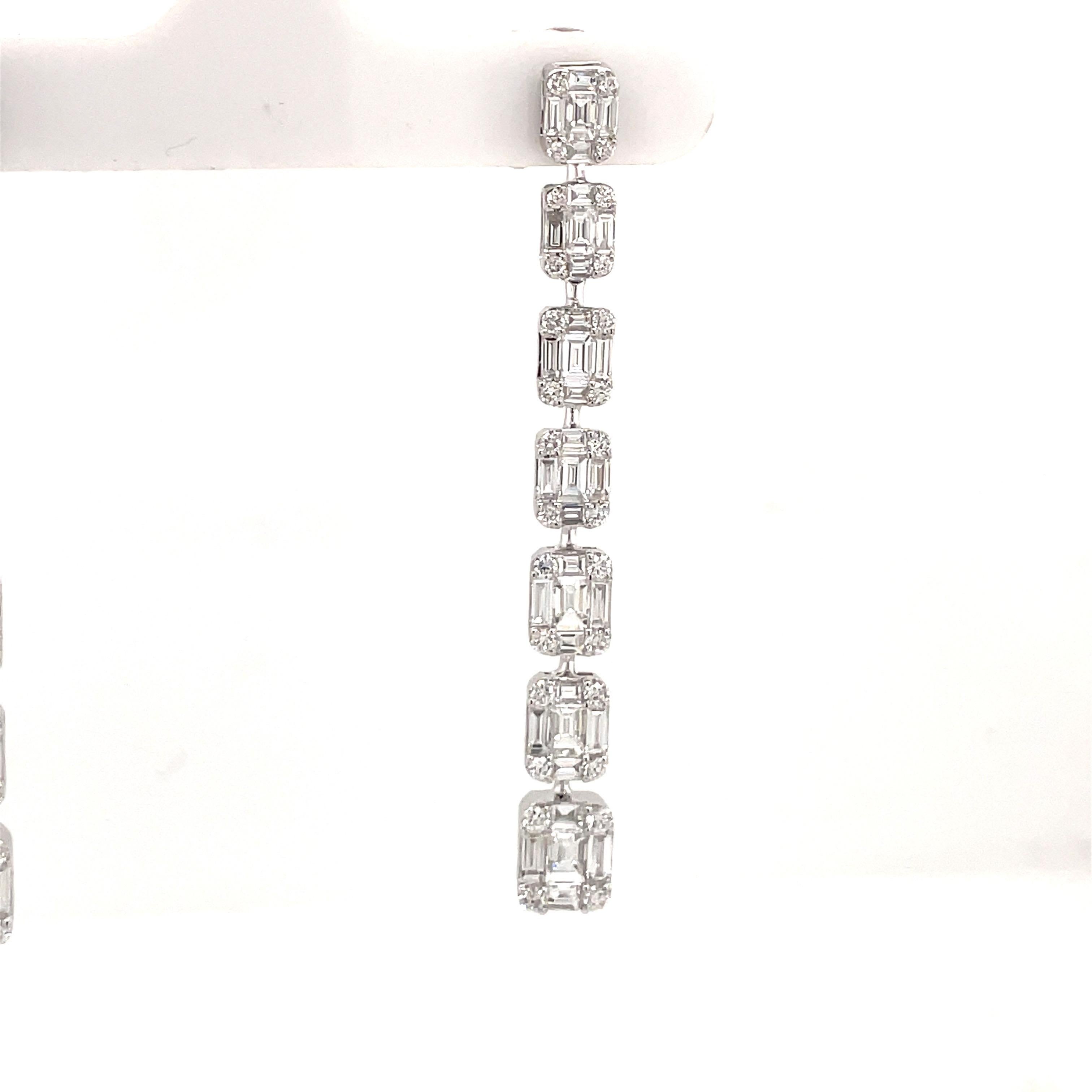 Contemporain Boucles d'oreilles pendantes en or blanc 18 carats avec diamants de 3,27 carats et 9,8 grammes, sertis en illusion en vente