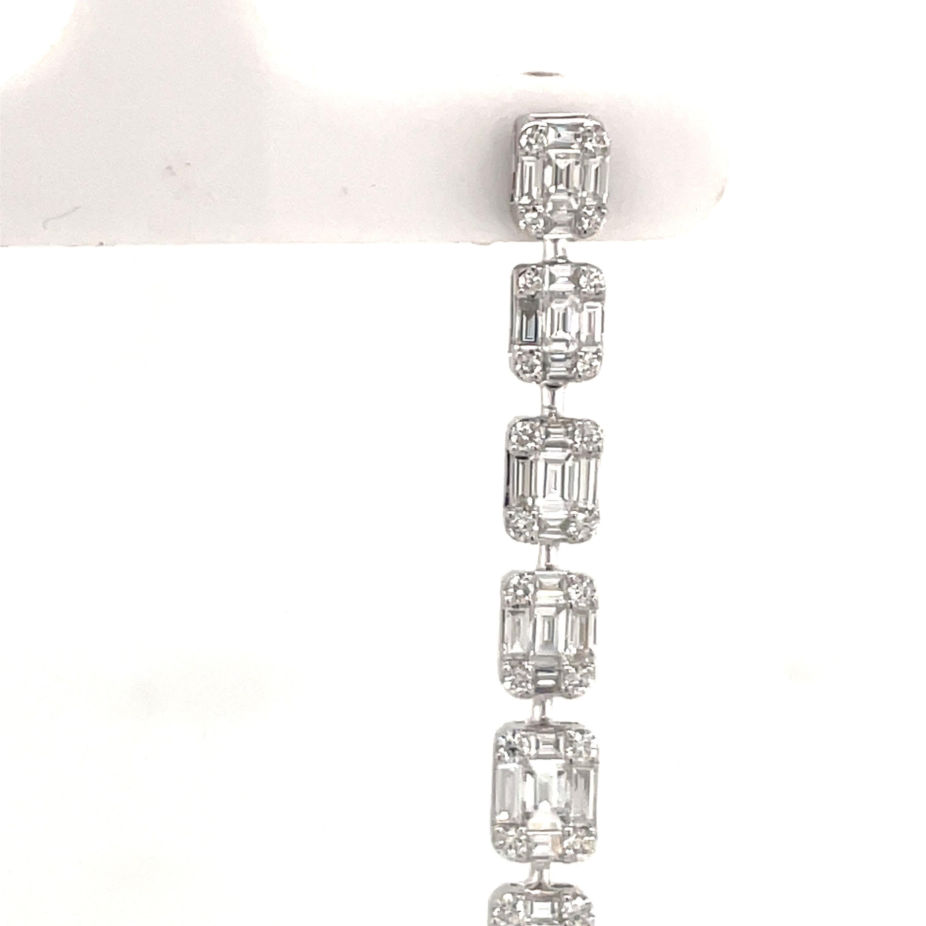 Taille ronde Boucles d'oreilles pendantes en or blanc 18 carats avec diamants de 3,27 carats et 9,8 grammes, sertis en illusion en vente