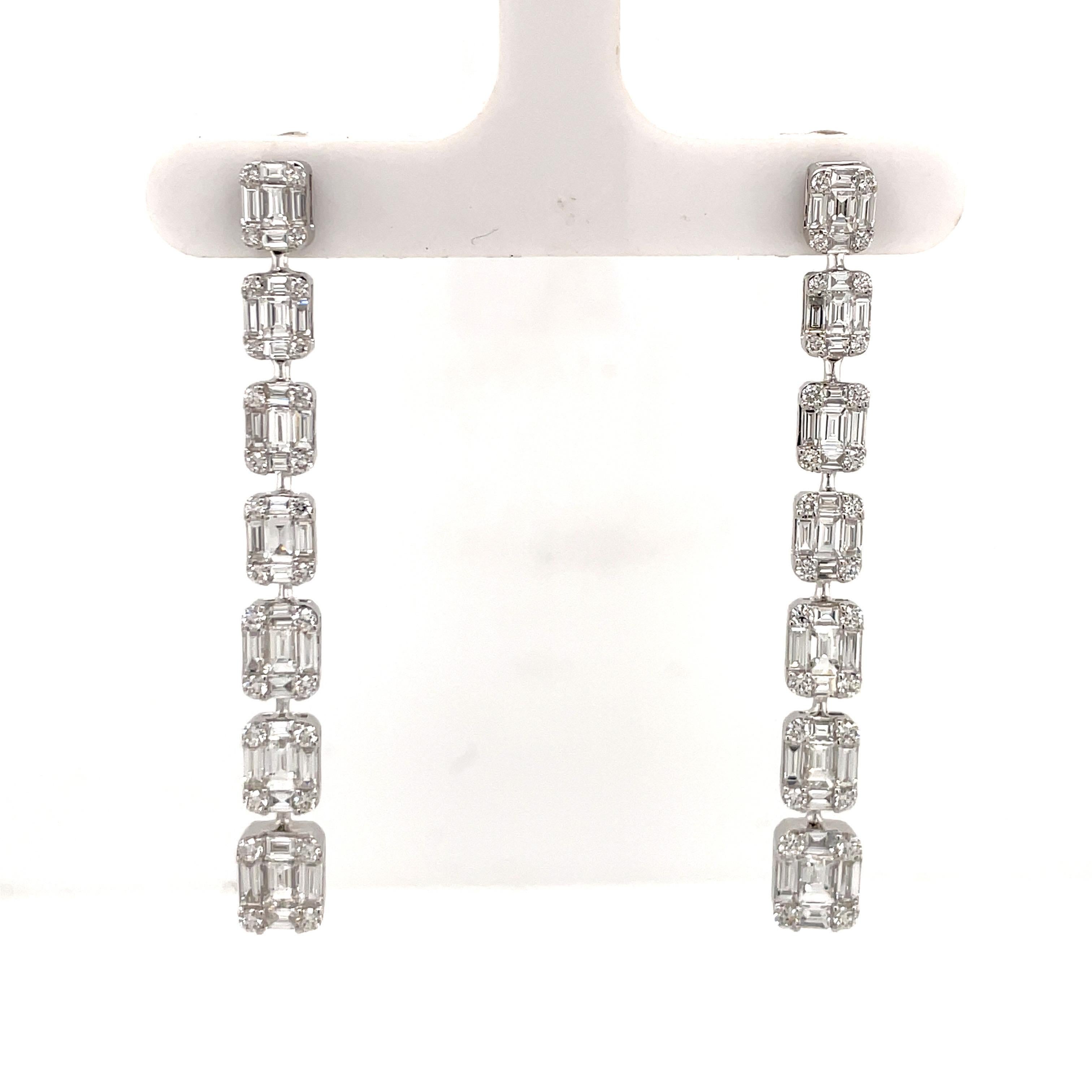 Boucles d'oreilles pendantes en or blanc 18 carats avec diamants de 3,27 carats et 9,8 grammes, sertis en illusion Neuf - En vente à New York, NY