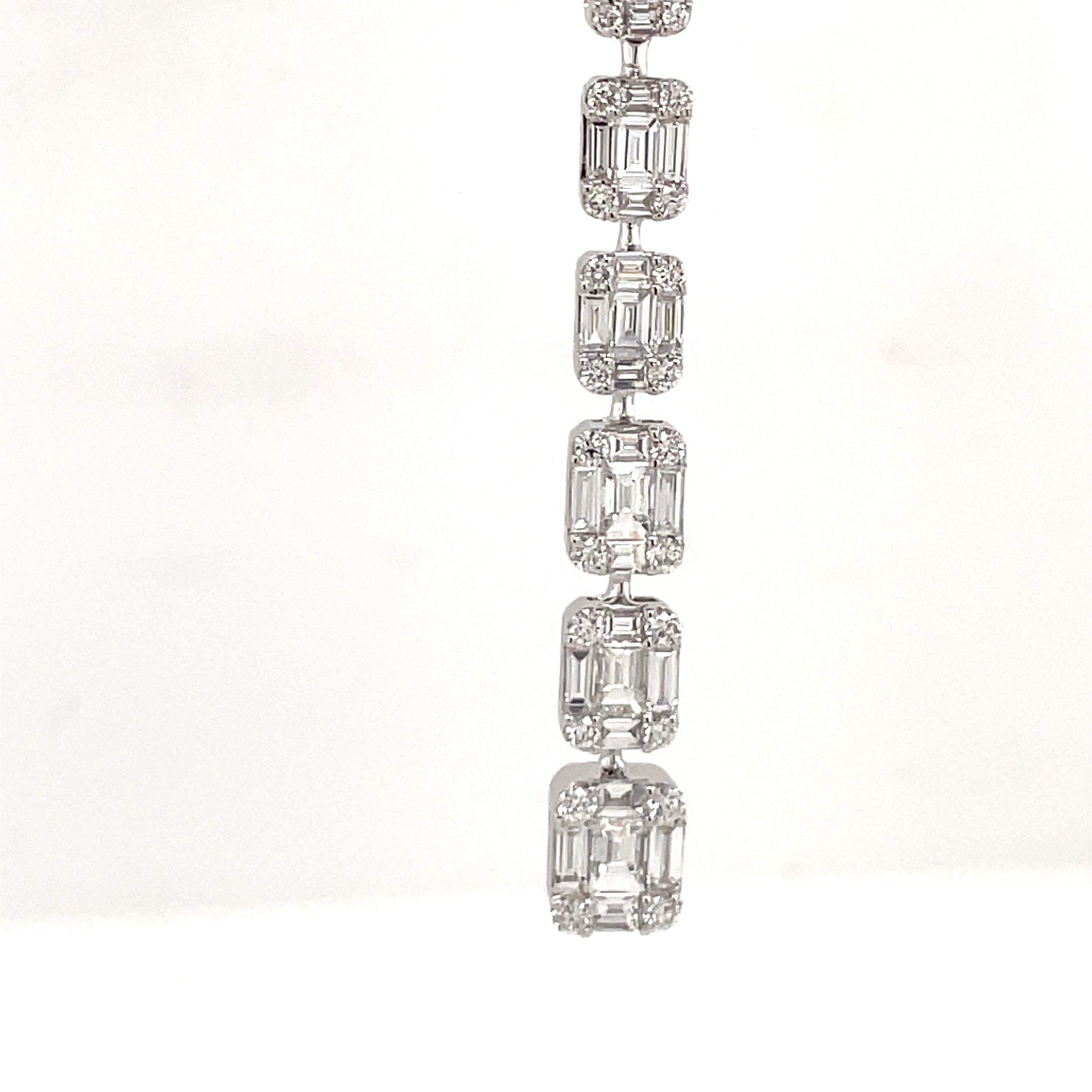 Boucles d'oreilles pendantes en or blanc 18 carats avec diamants de 3,27 carats et 9,8 grammes, sertis en illusion Pour femmes en vente