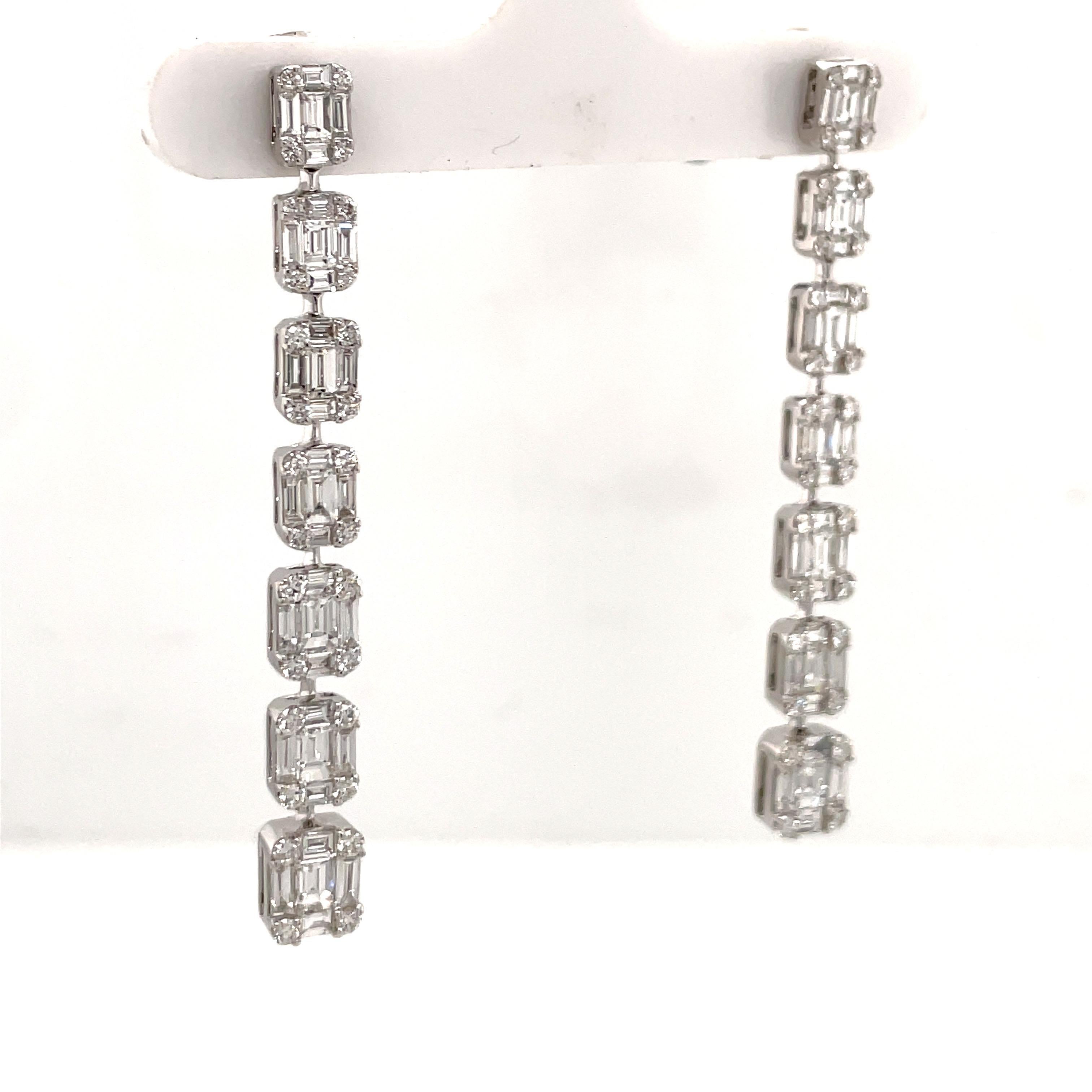 Boucles d'oreilles pendantes en or blanc 18 carats avec diamants de 3,27 carats et 9,8 grammes, sertis en illusion en vente 1