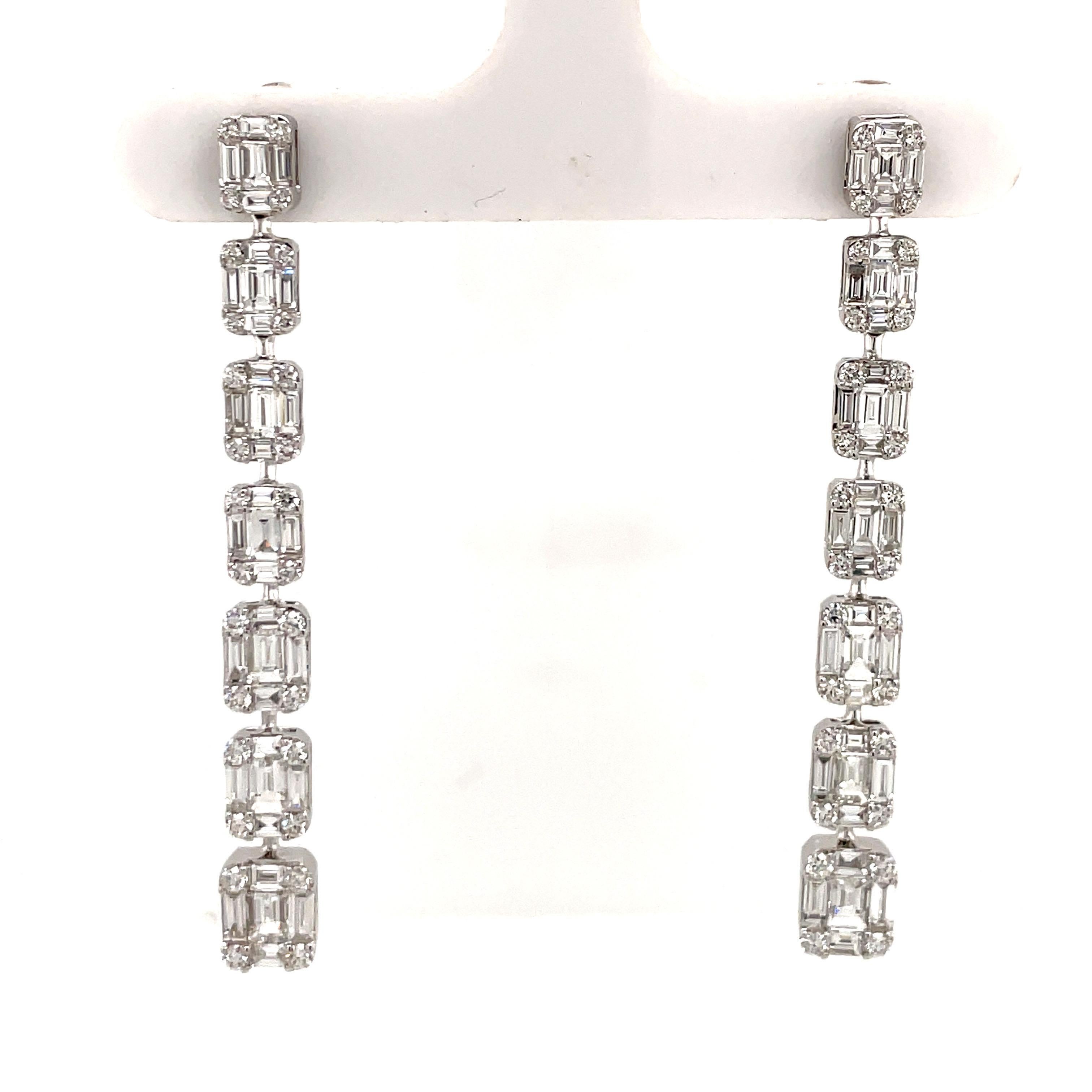 Boucles d'oreilles pendantes en or blanc 18 carats avec diamants de 3,27 carats et 9,8 grammes, sertis en illusion en vente 3