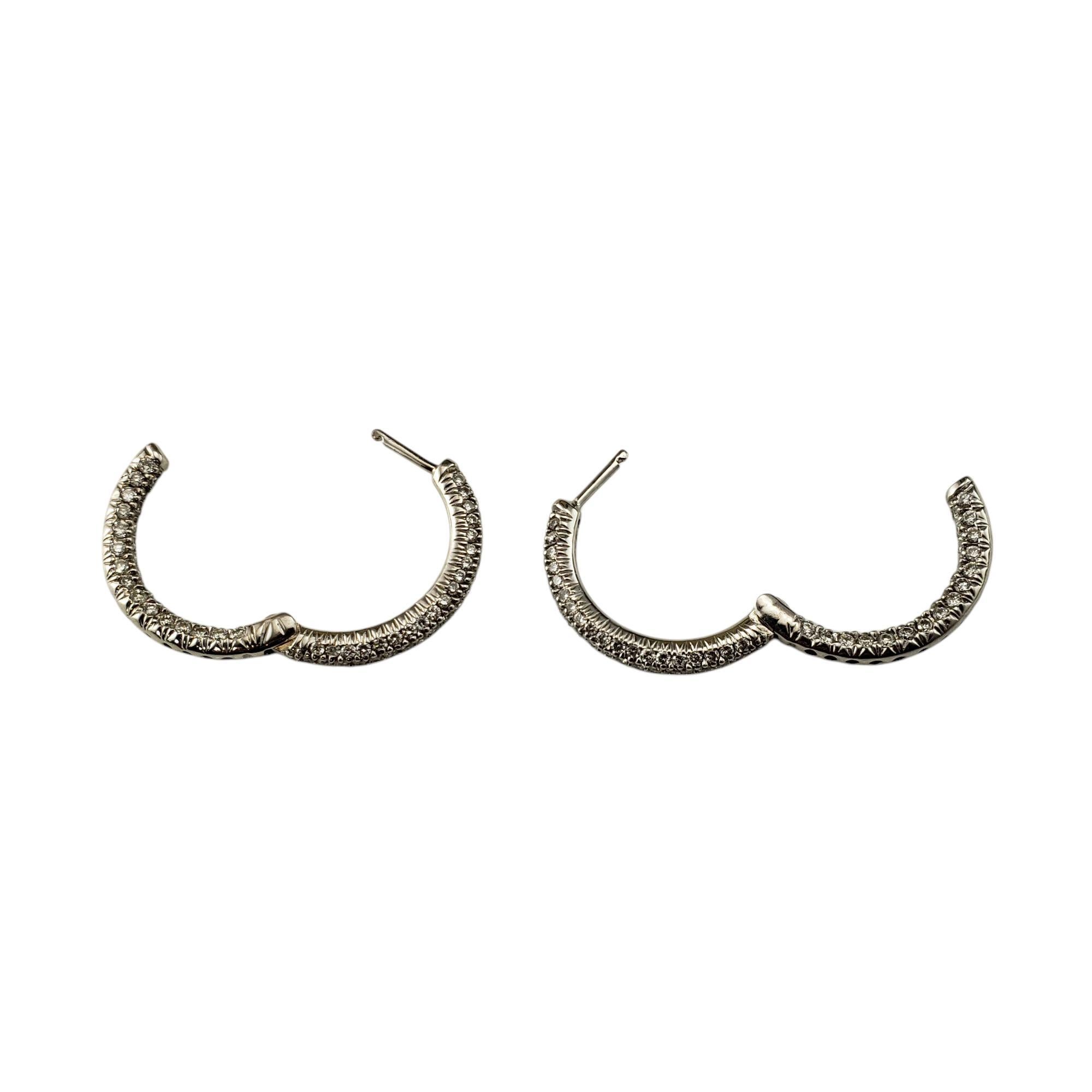 Orecchini a cerchio con diamante Inside Out in oro bianco 18 carati.

Questi splendidi orecchini a cerchio con diamanti in oro bianco 18 carati sono progettati per far brillare al massimo ogni angolo! Ogni cerchio presenta 102 splendidi diamanti