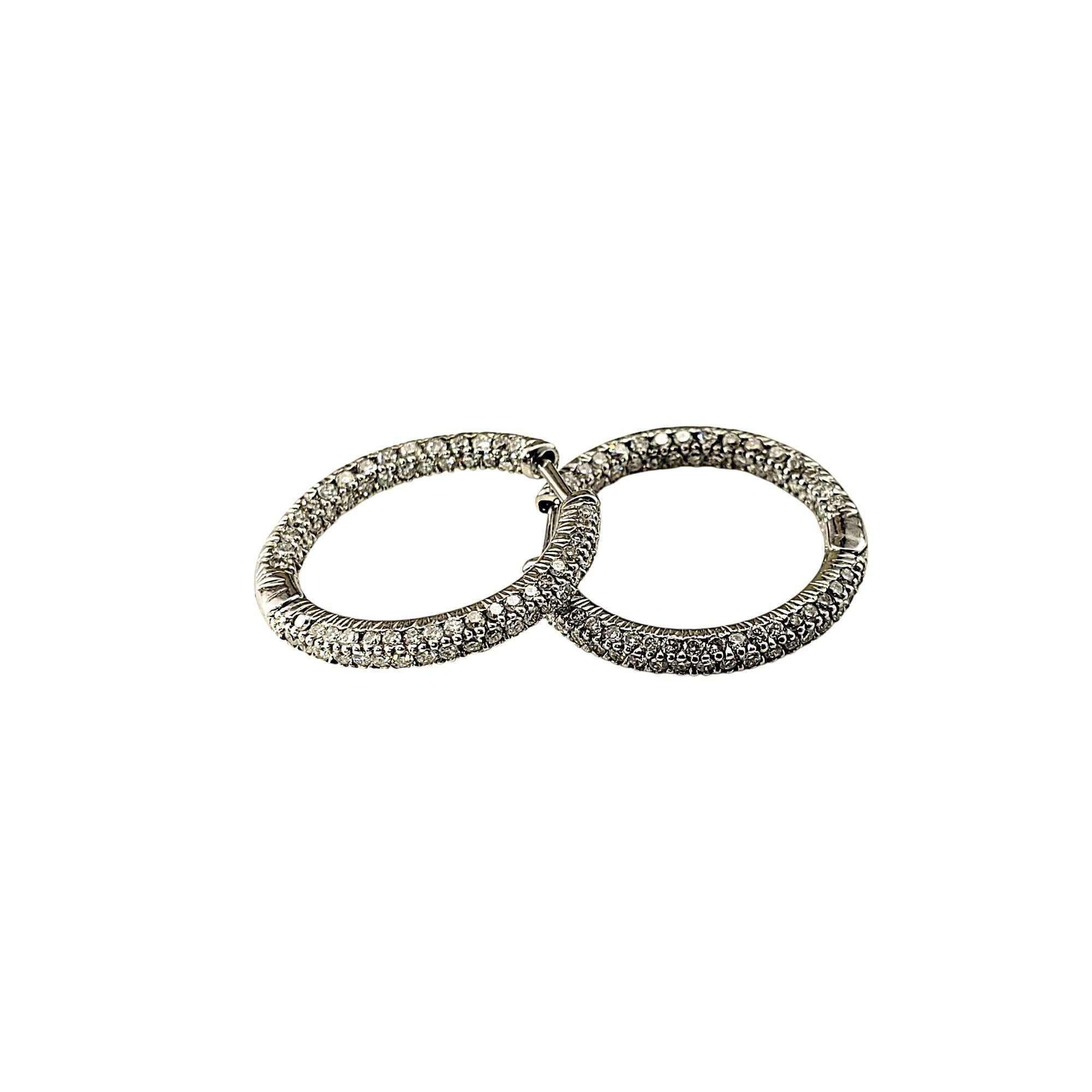 Orecchini a cerchio con diamante Inside Out in oro bianco 18 carati #21472 in vendita 1