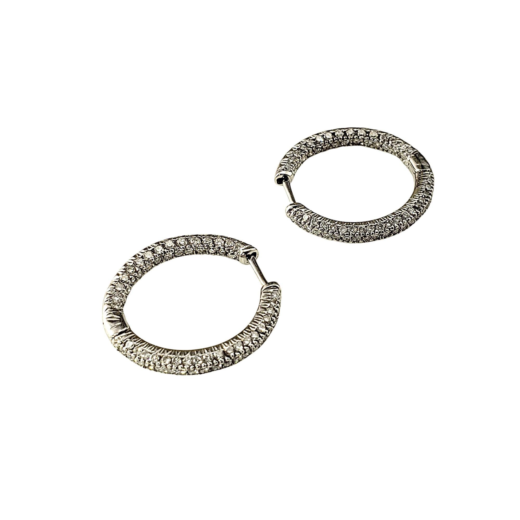 Orecchini a cerchio con diamante Inside Out in oro bianco 18 carati #21472 in vendita 2