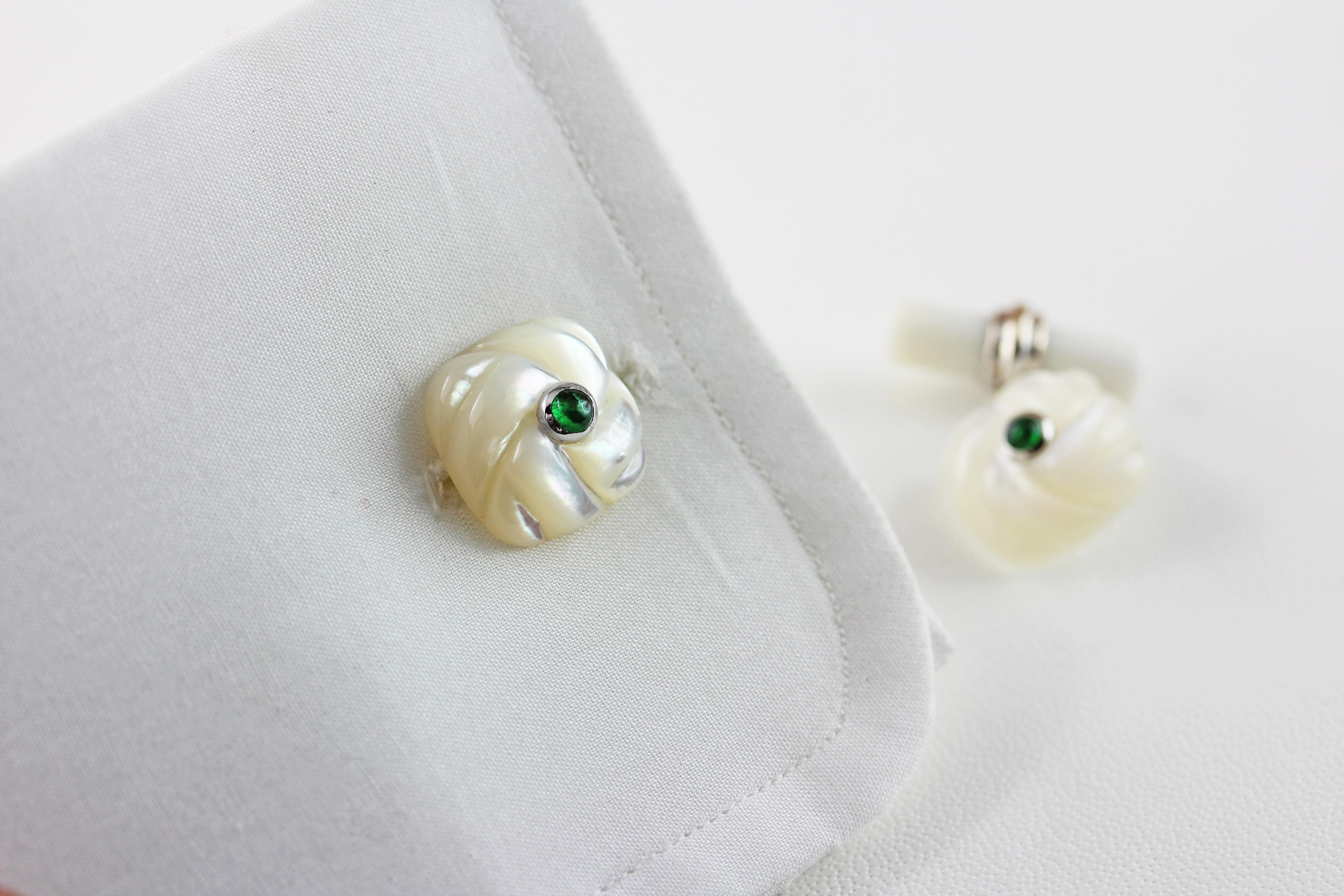 18 Karat White Gold Interwoven Square Mother of Pearl Emeralds Cufflinks In New Condition In Milano, IT