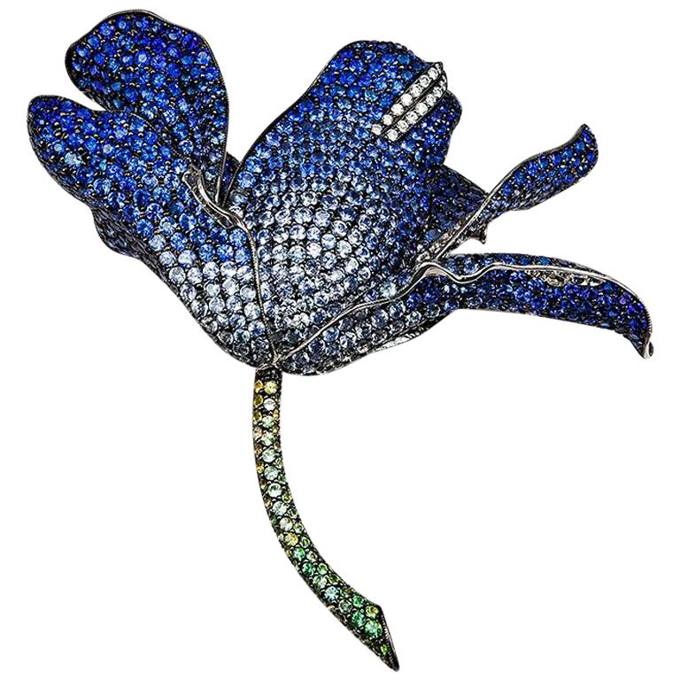18 Karat White Gold Invisible Lilly Sapphire and Green Sapphire Big Brooch For Sale