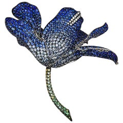 Grande broche invisible Lilly saphir et saphir vert en or blanc 18 carats