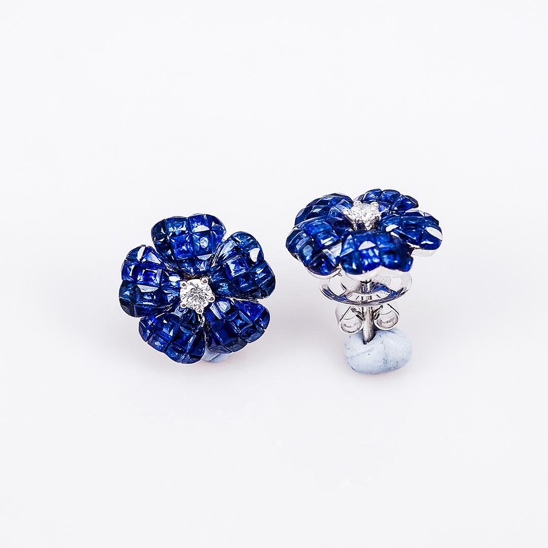18 Karat White Gold Invisible Sapphire Flower Stud Earrings In New Condition In Bangkok, TH
