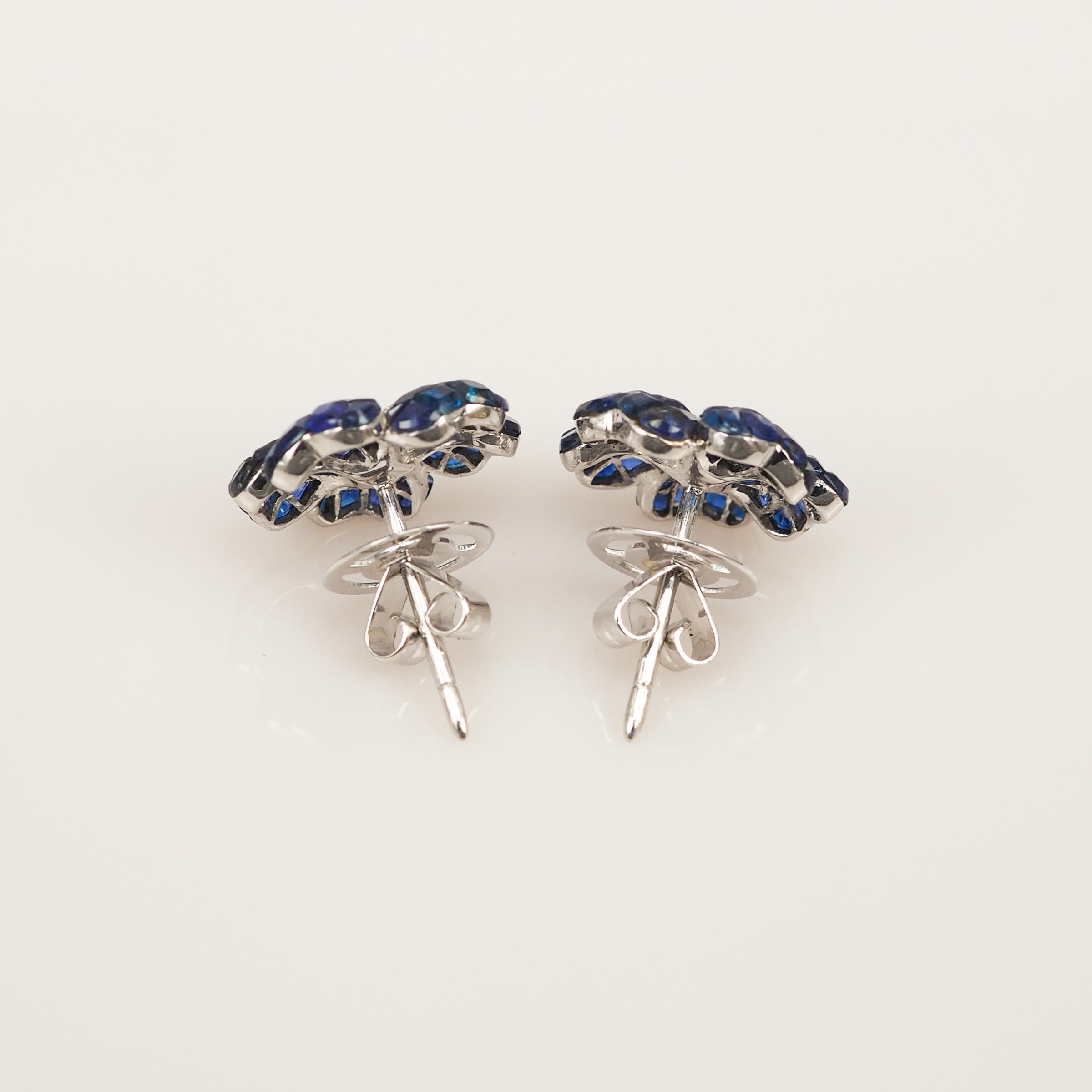 18 Karat White Gold Invisible Sapphire Flower Stud Earrings In New Condition In Bangkok, TH