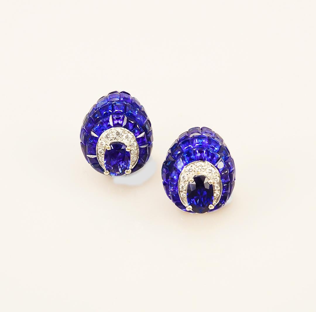 18 Karat White Gold Invisible Sapphire Stud Earrings In New Condition In Bangkok, TH