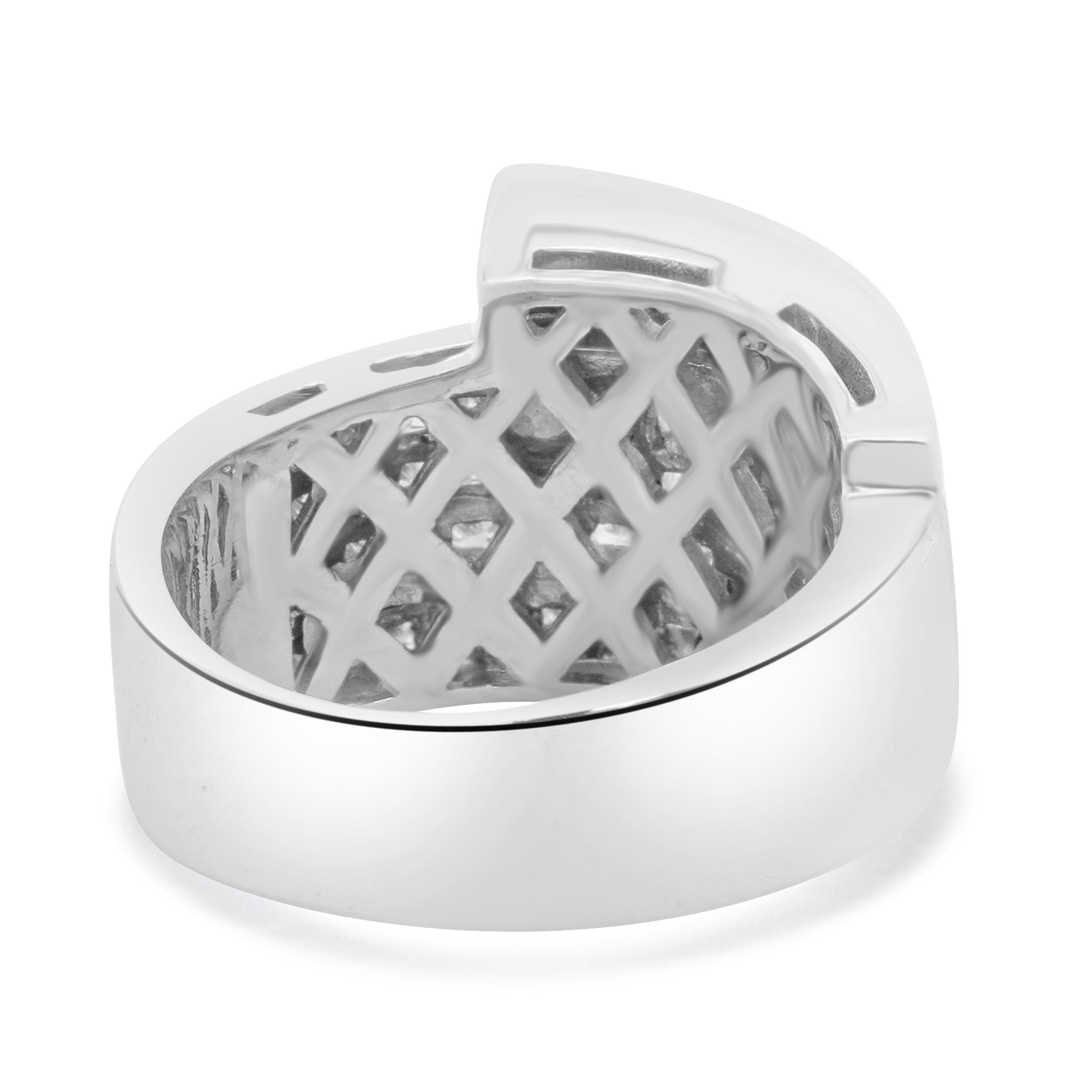 Anillo Bypass de Diamantes con Engaste Invisible de Oro Blanco de 18 Kilates en Excelente estado para la venta en Scottsdale, AZ