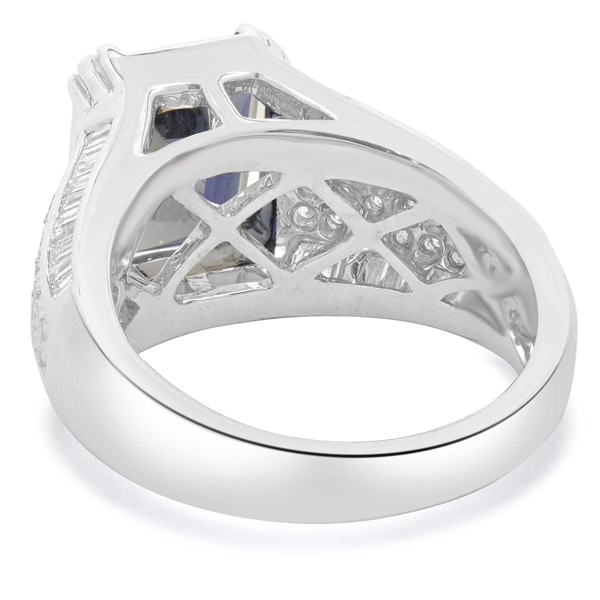 Taille émeraude Bague en or blanc 18 carats à l'iolite et au diamant en vente