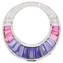 Broche pendentif en or blanc 18 carats, iolite, tourmaline rose, diamant baguette et collier