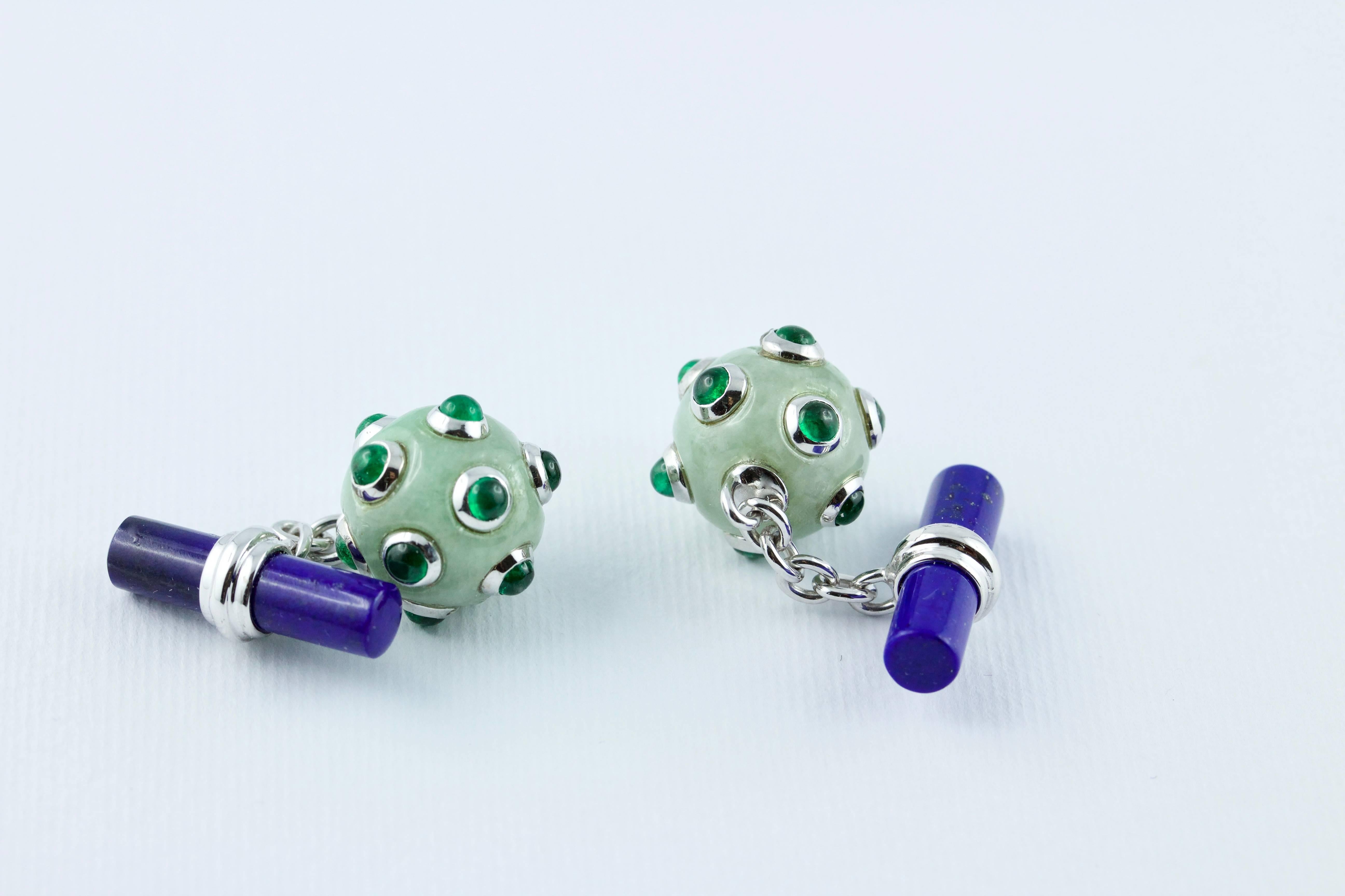This striking pair of cufflinks features a spherical front face made of jade with cabochon emeralds (for a total of 22 cabochons) mounted on 18 karat white gold that create a unique texture evoking the shape of submarine mines.
Made in gold is also