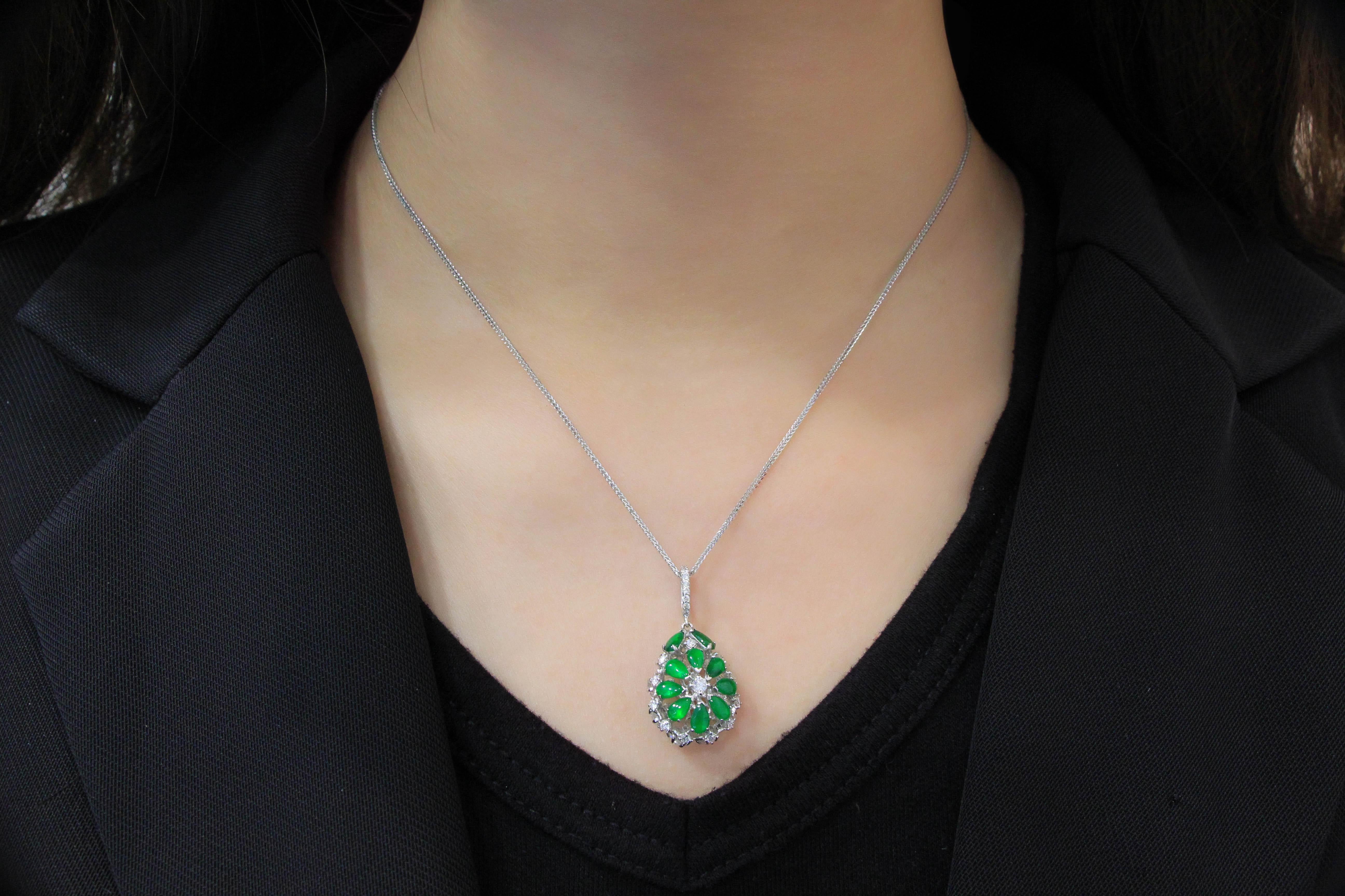 18 Karat White Gold Jadeite and Diamond 2-Sided Pendant with Necklace In New Condition For Sale In Macau, MO