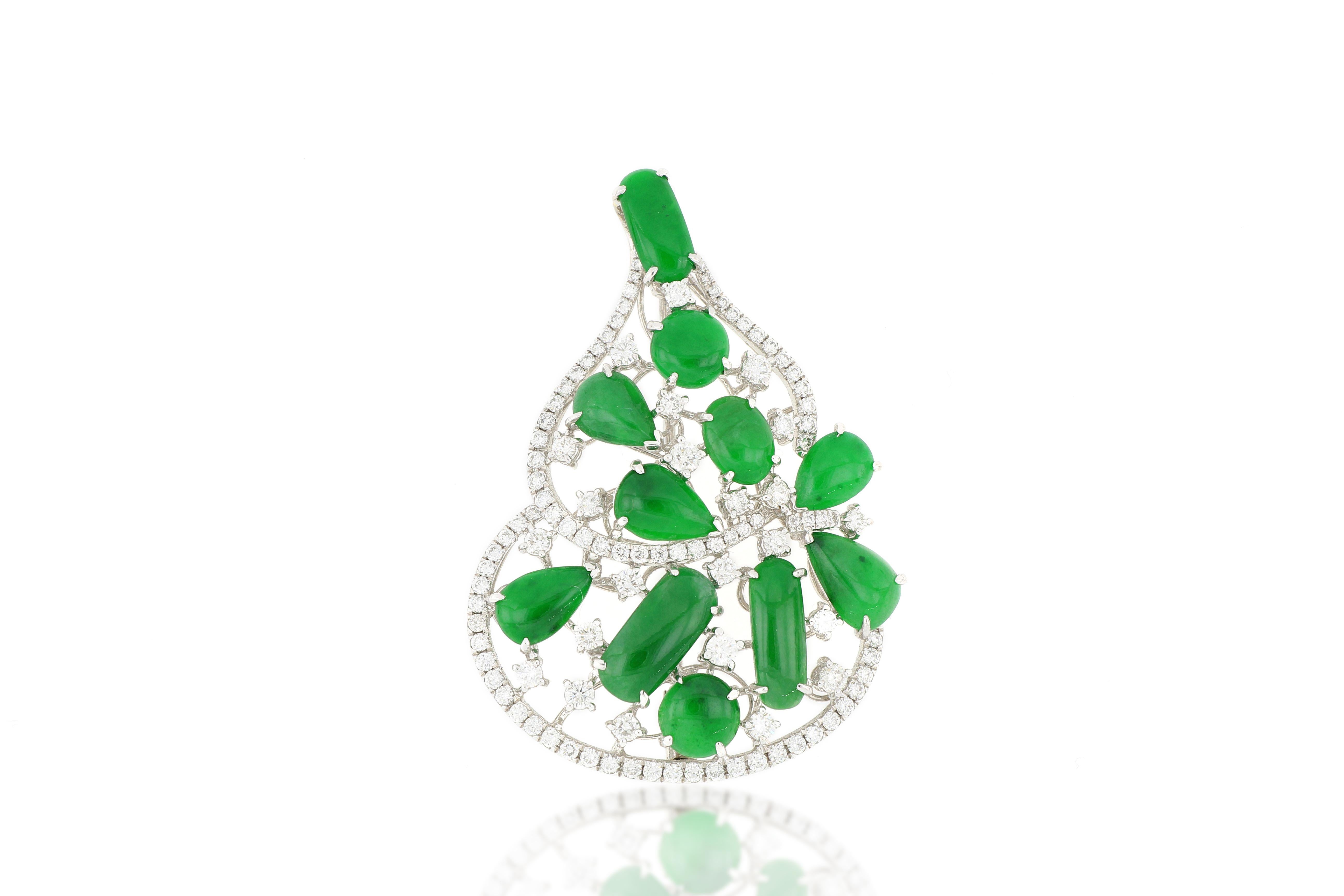 The beautiful pendant is like a wulu in shape. It consists of 11 pieces of jadeite of different shapes and sizes, flanked by brilliant-cut diamonds, weighing 1.50 carats. The jewellery piece is versatile and can also be changed to a