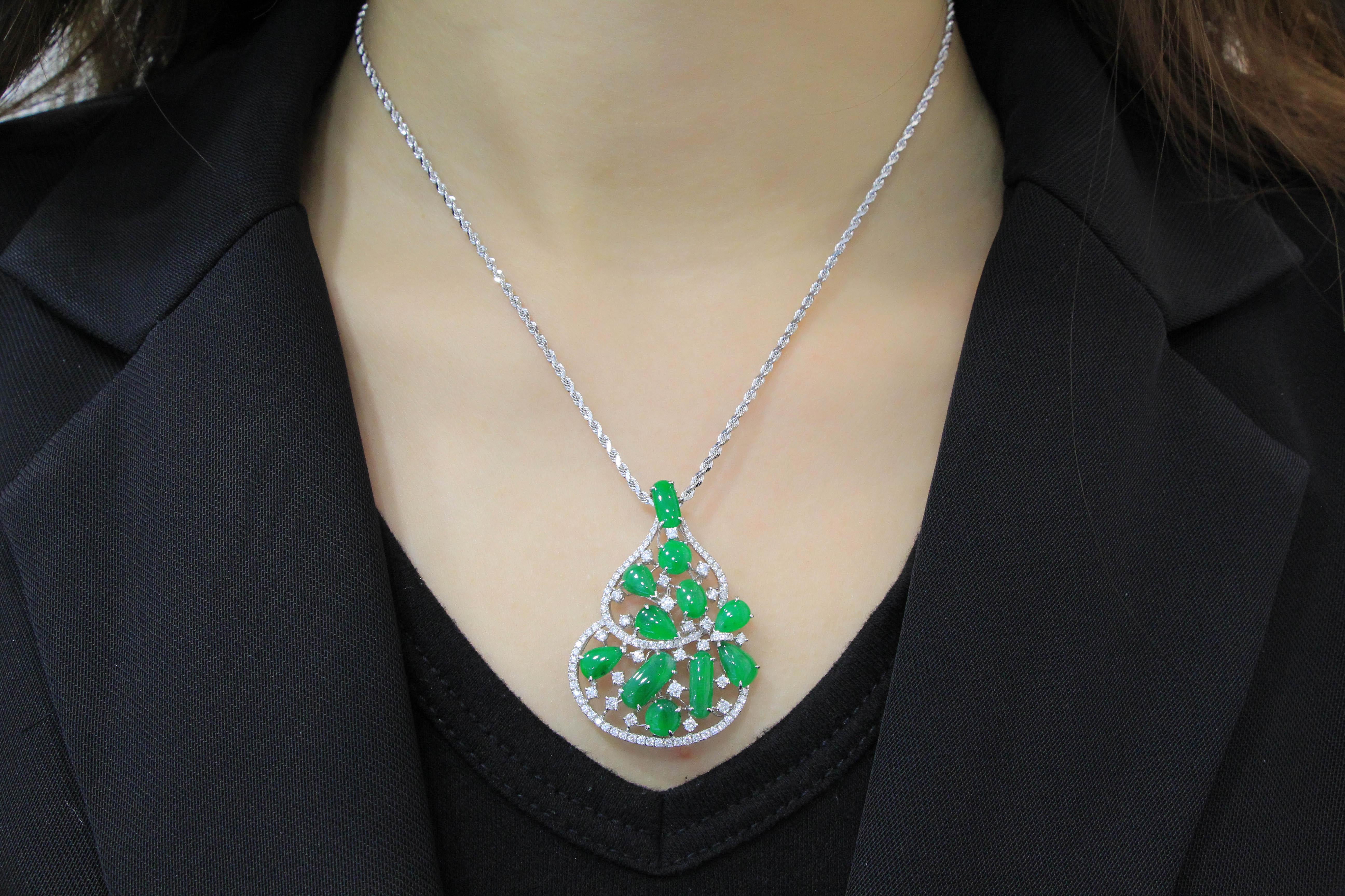 18 Karat White Gold Jadeite and Diamond Brooch and Pendant with Necklace In New Condition For Sale In Macau, MO