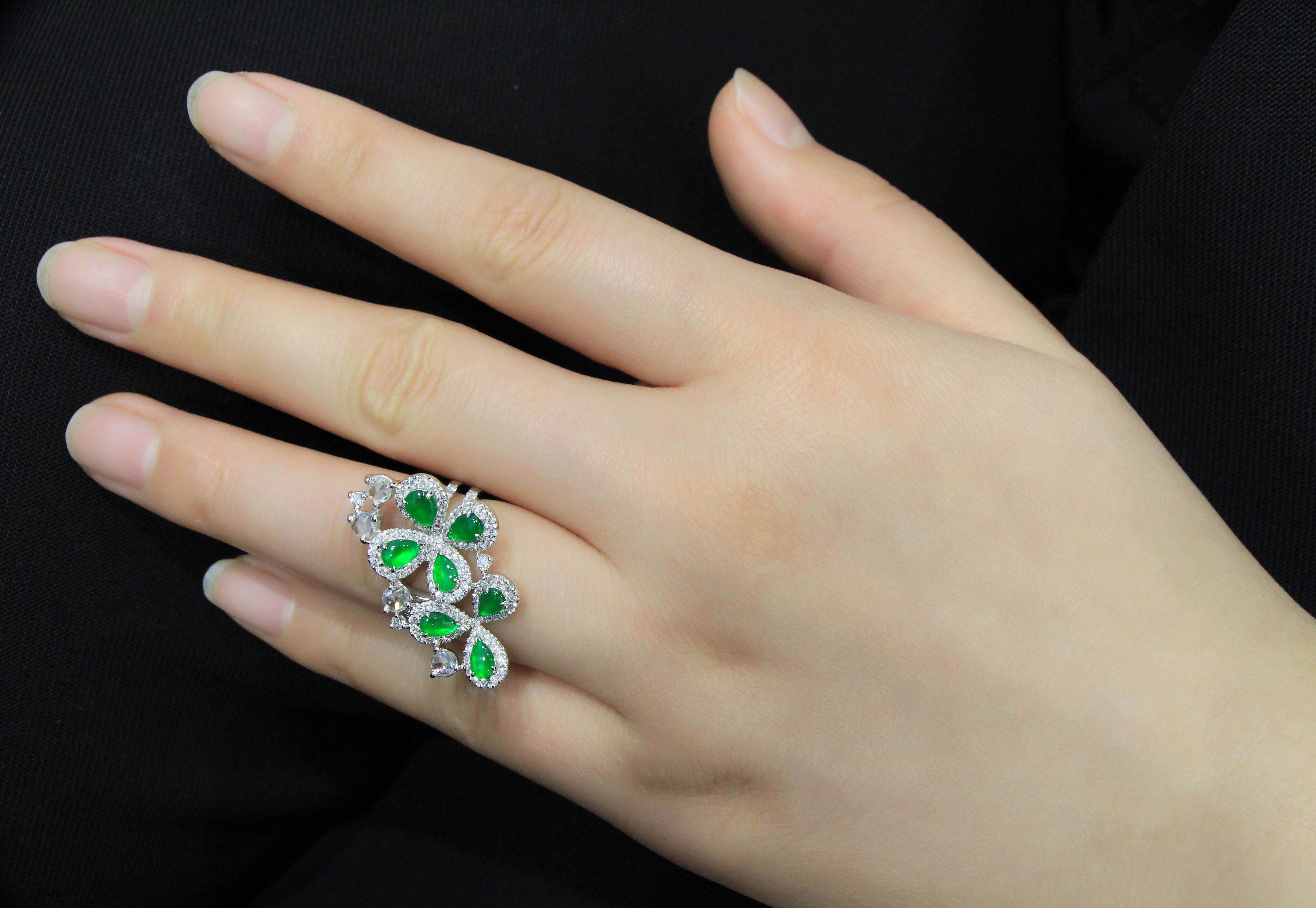 18 Karat White Gold Vivid Bright Green Natural Jadeite Ring In New Condition For Sale In Macau, MO
