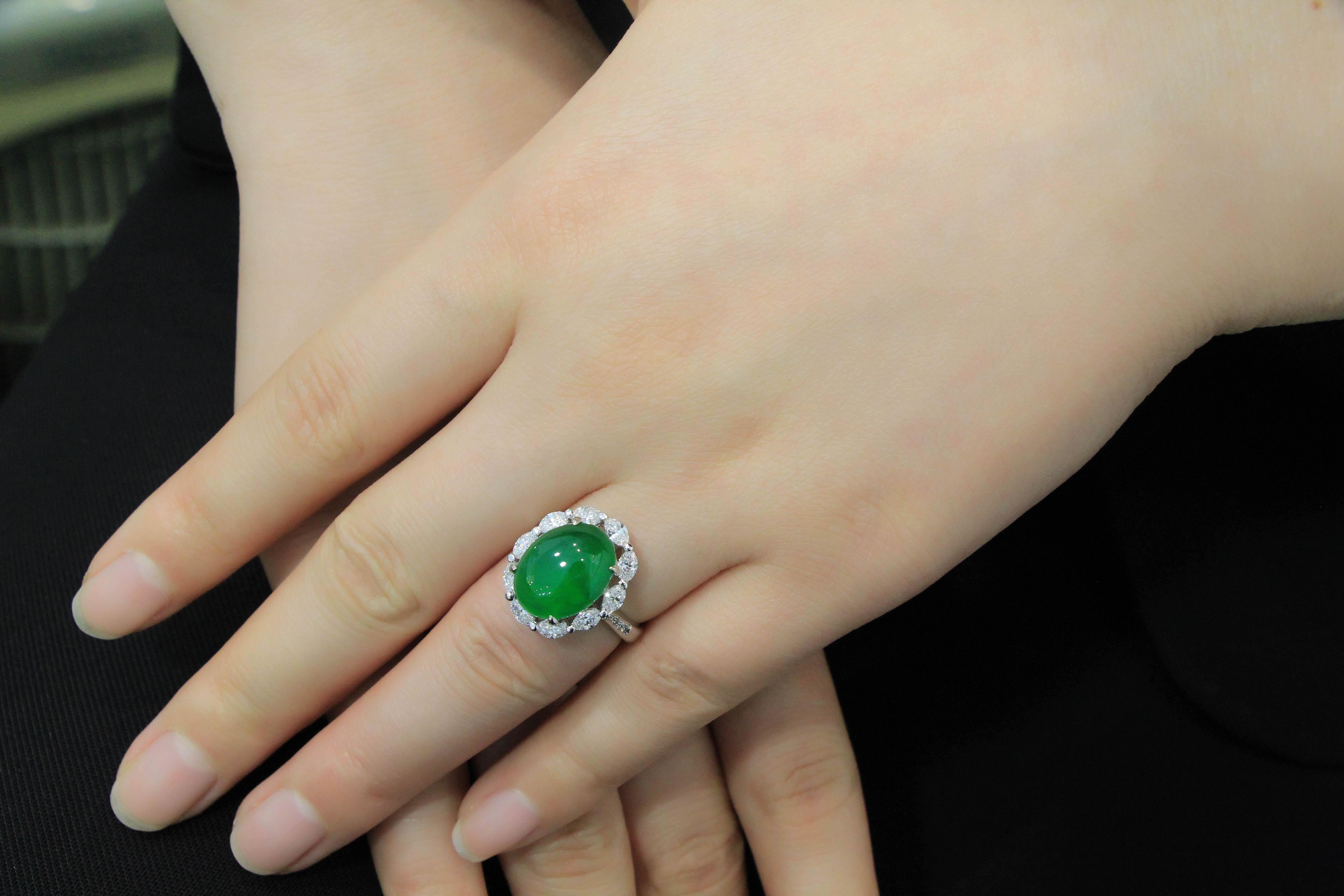 18 Karat White Gold Natural Imperial Green Jadeite Ring In New Condition For Sale In Macau, MO